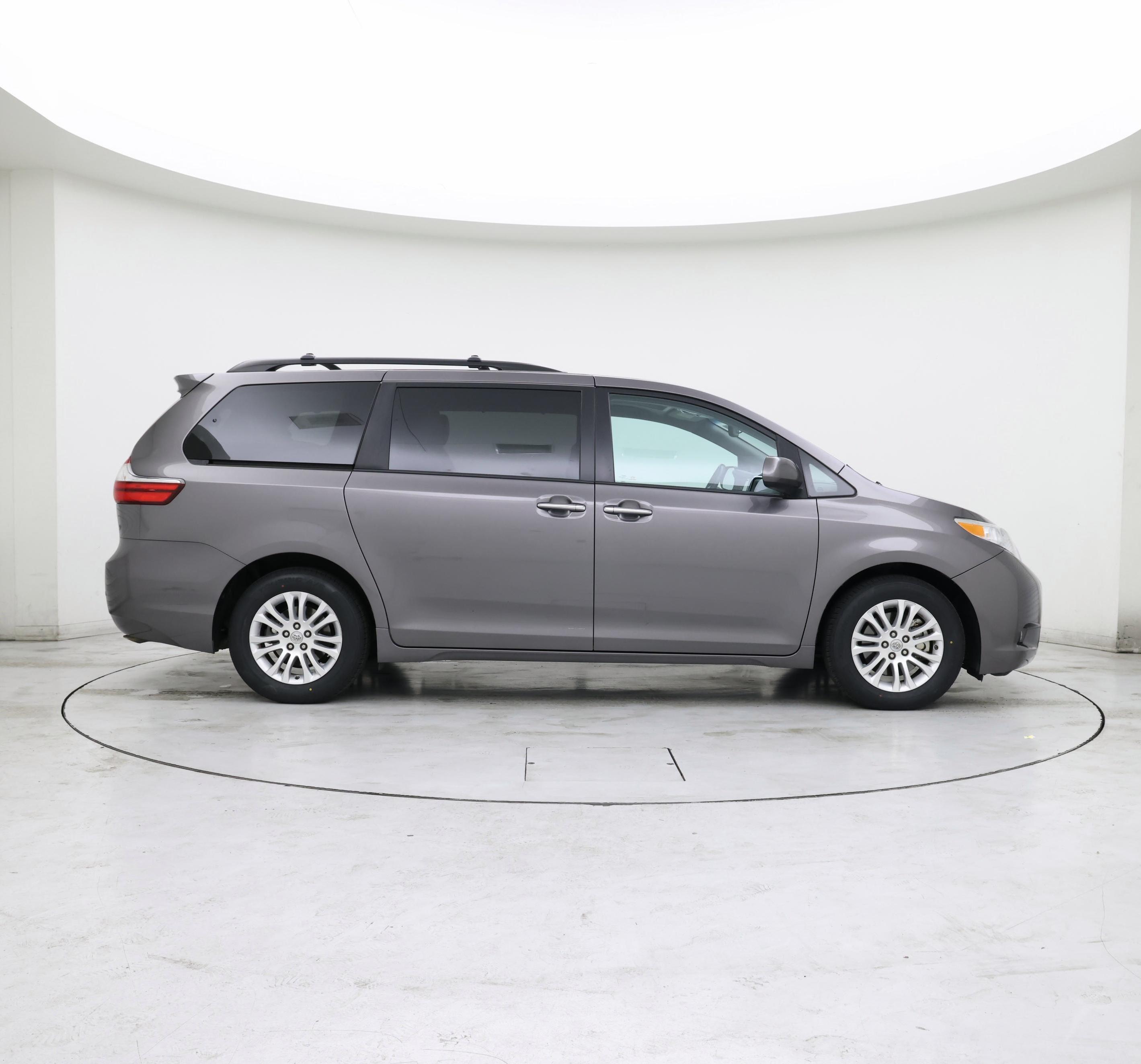 Thumbnail: 2017 Toyota Sienna - 7