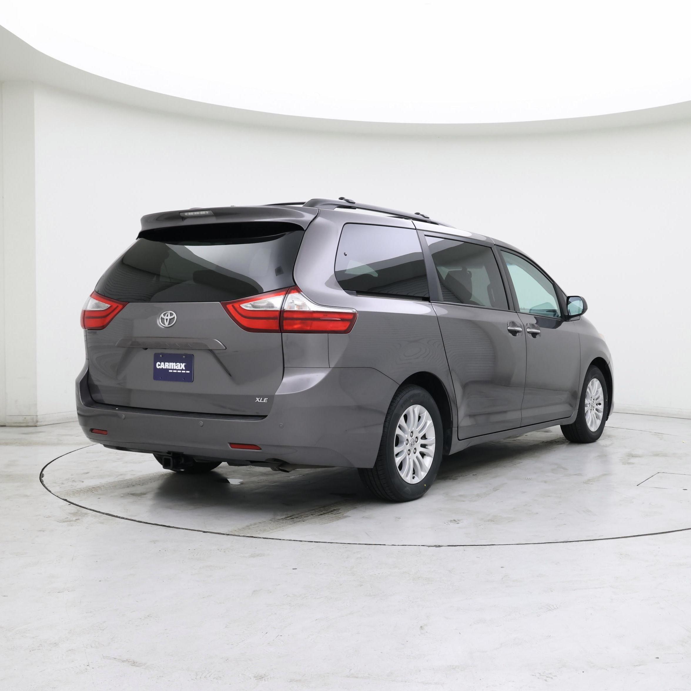 Thumbnail: 2017 Toyota Sienna - 8