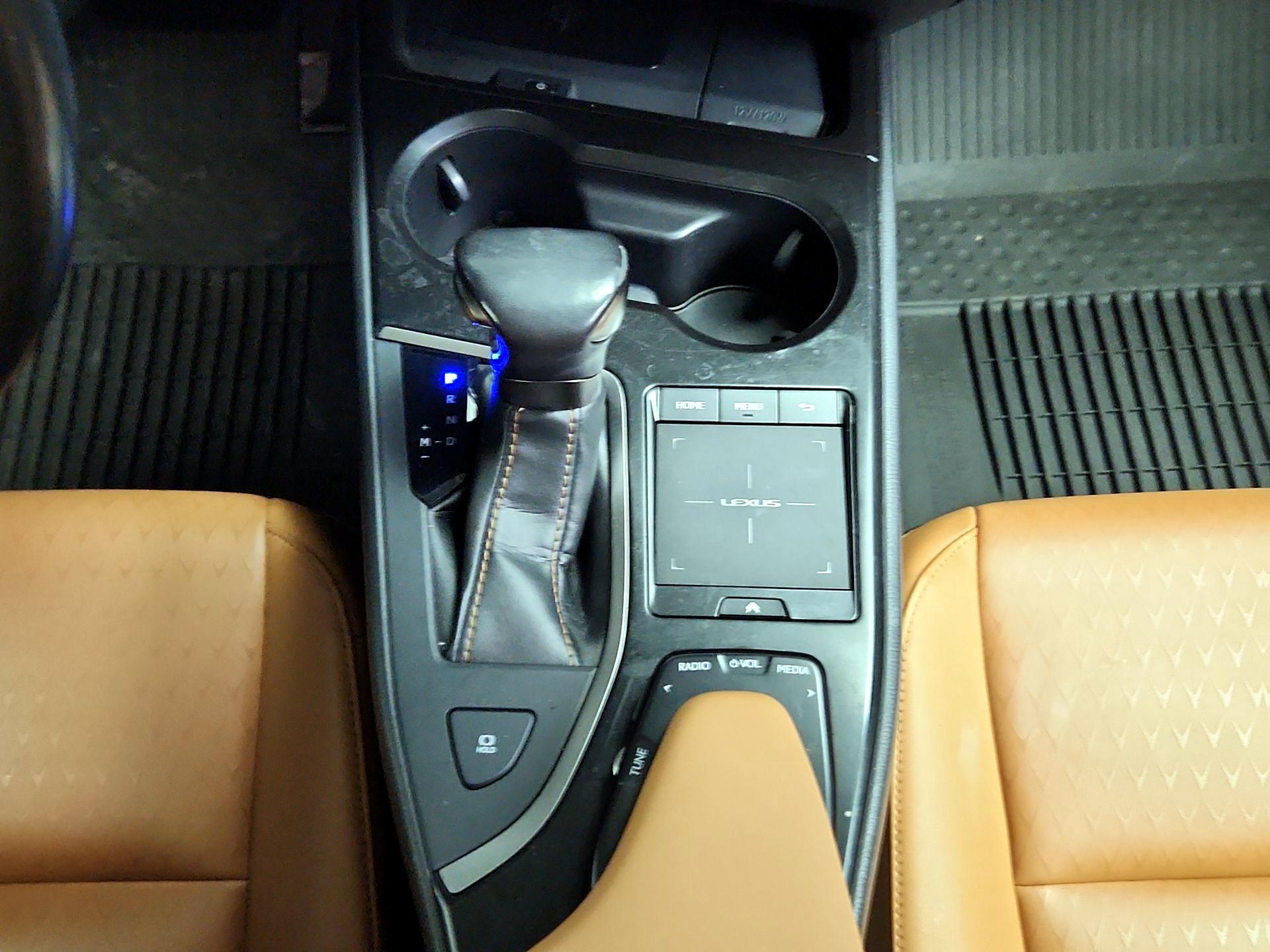 Thumbnail: 2020 Lexus UX - 17