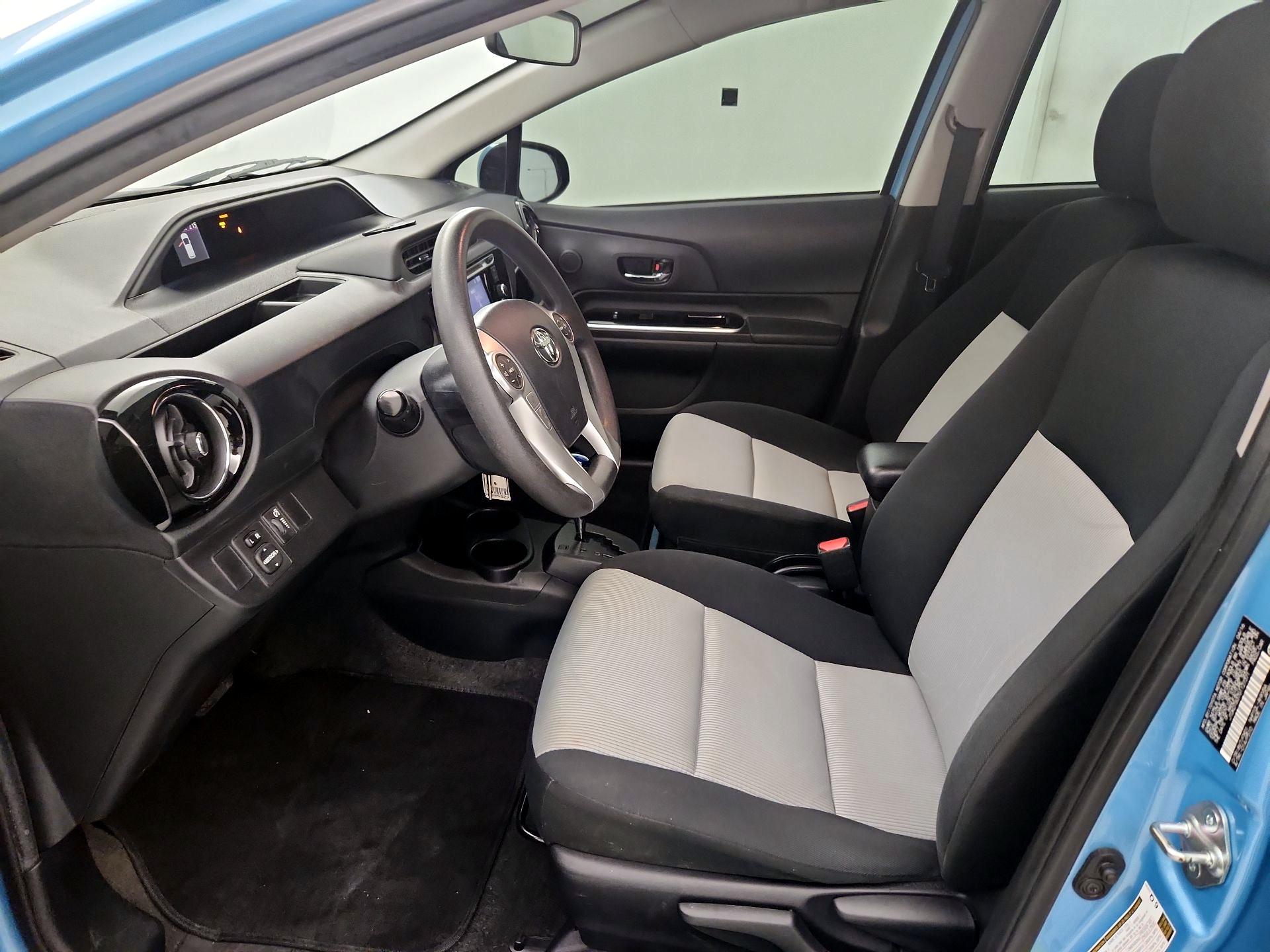 Thumbnail: 2016 Toyota Prius c - 11