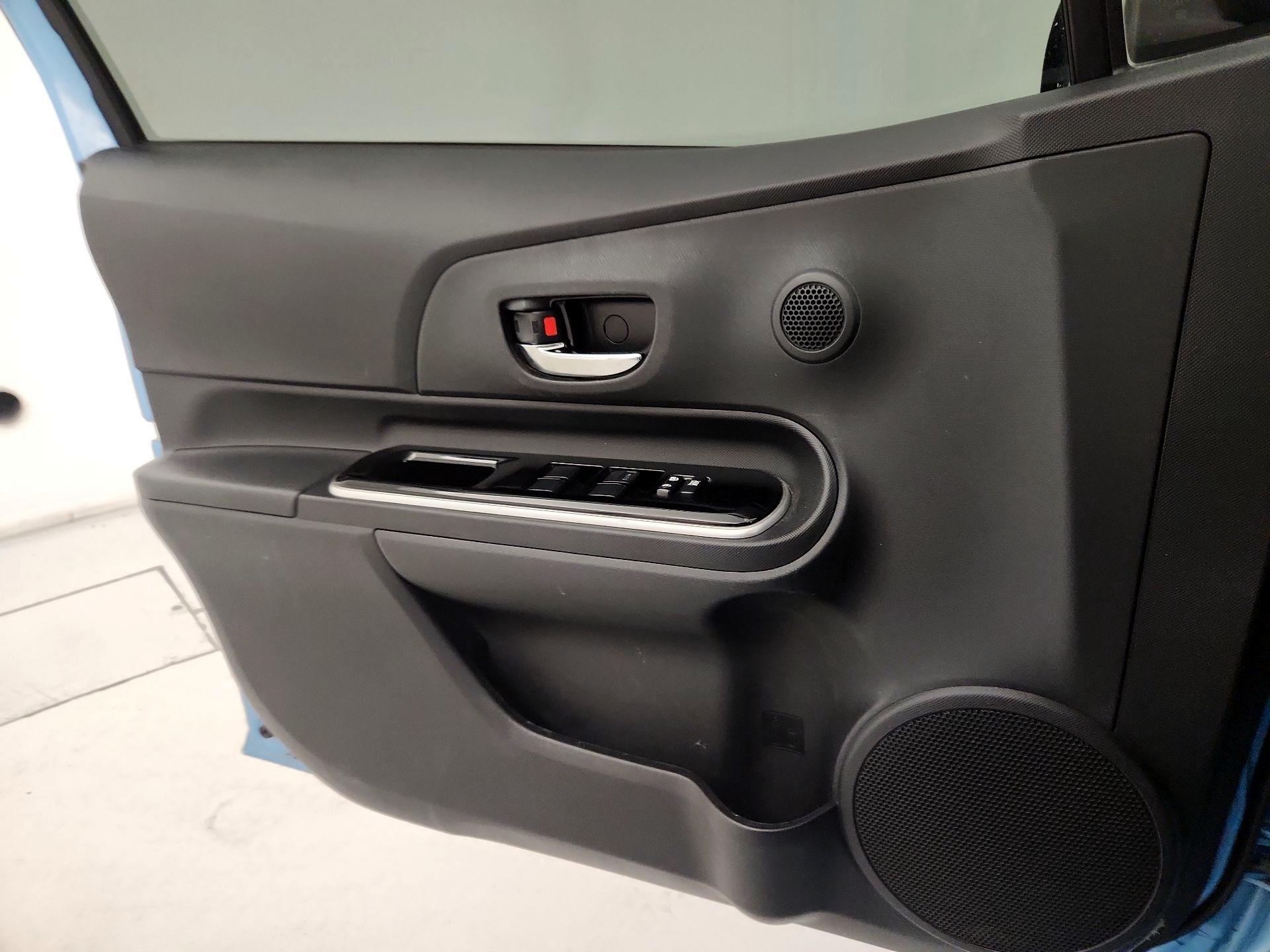 Thumbnail: 2016 Toyota Prius c - 12
