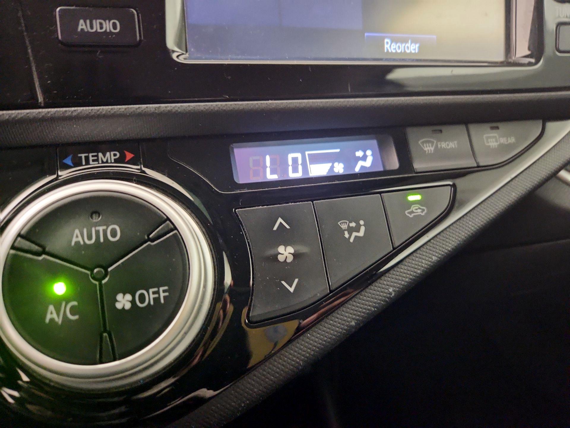 Thumbnail: 2016 Toyota Prius c - 15