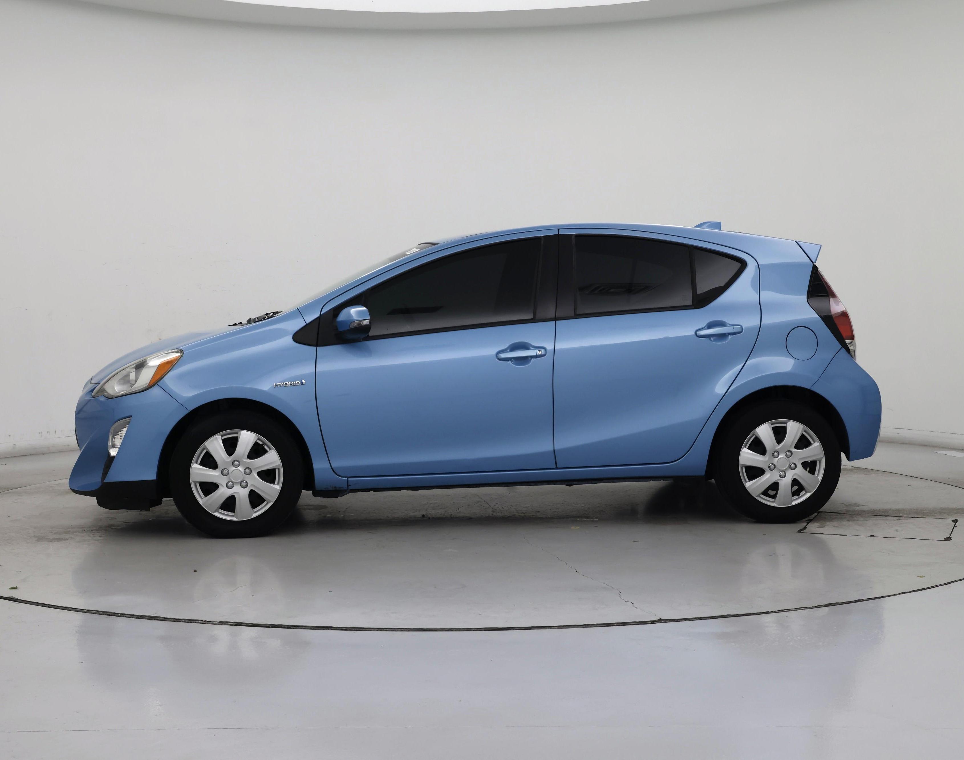 Thumbnail: 2016 Toyota Prius c - 3