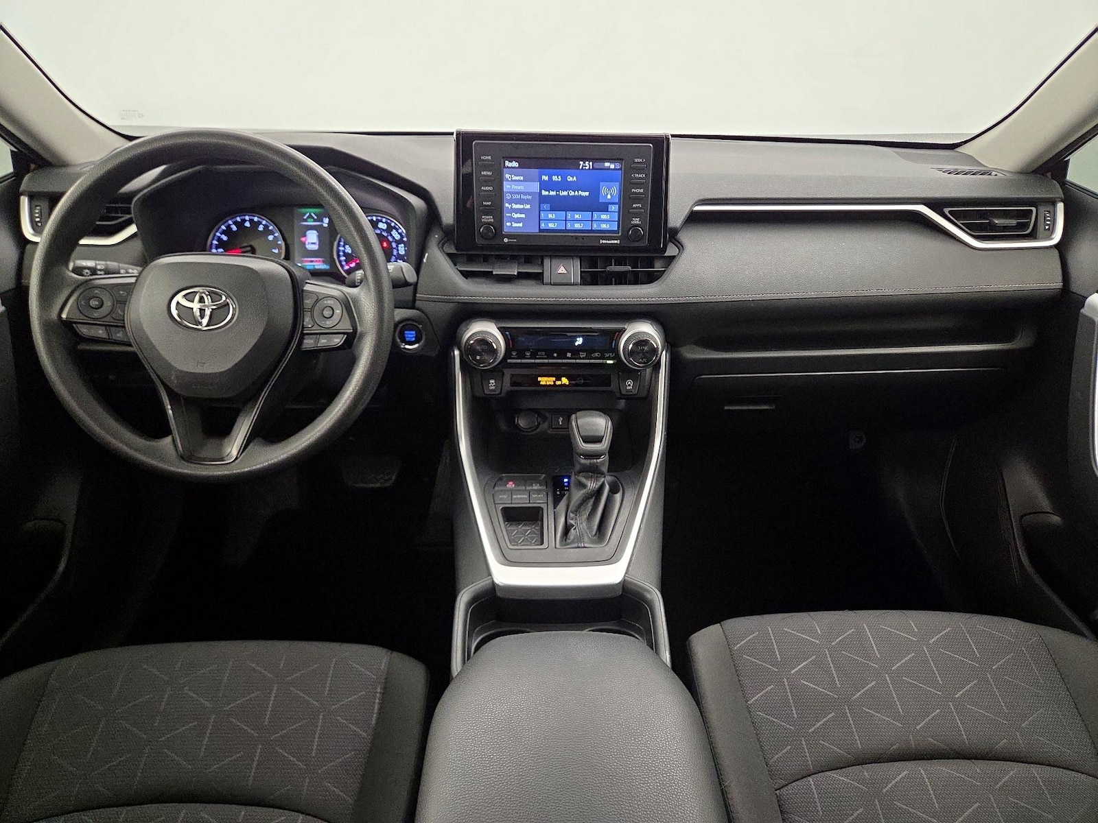 2021 Toyota RAV4 XLE - Photo 10