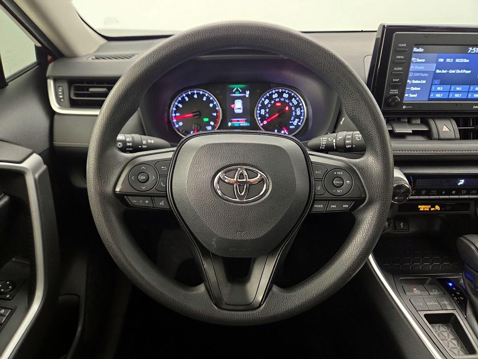 2021 Toyota RAV4 XLE - Photo 11