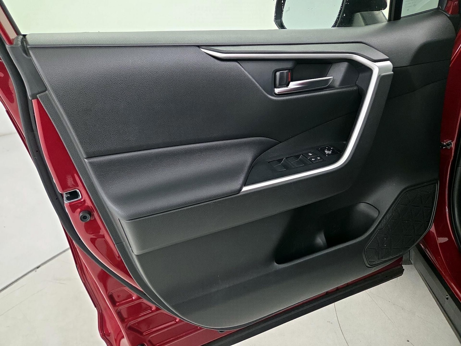 2021 Toyota RAV4 XLE - Photo 13