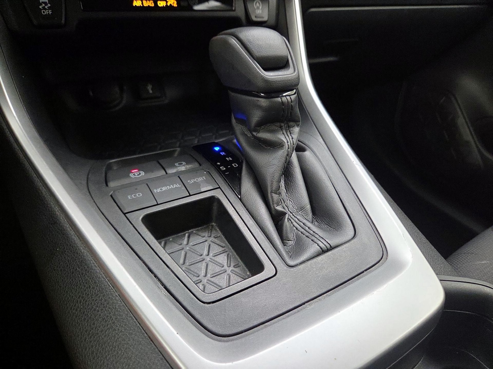 2021 Toyota RAV4 XLE - Photo 18