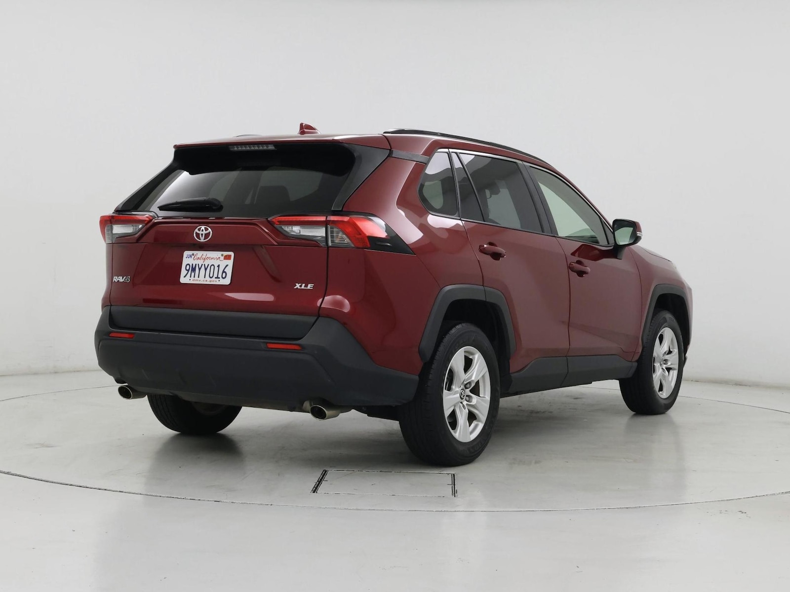 2021 Toyota RAV4 XLE - Photo 9