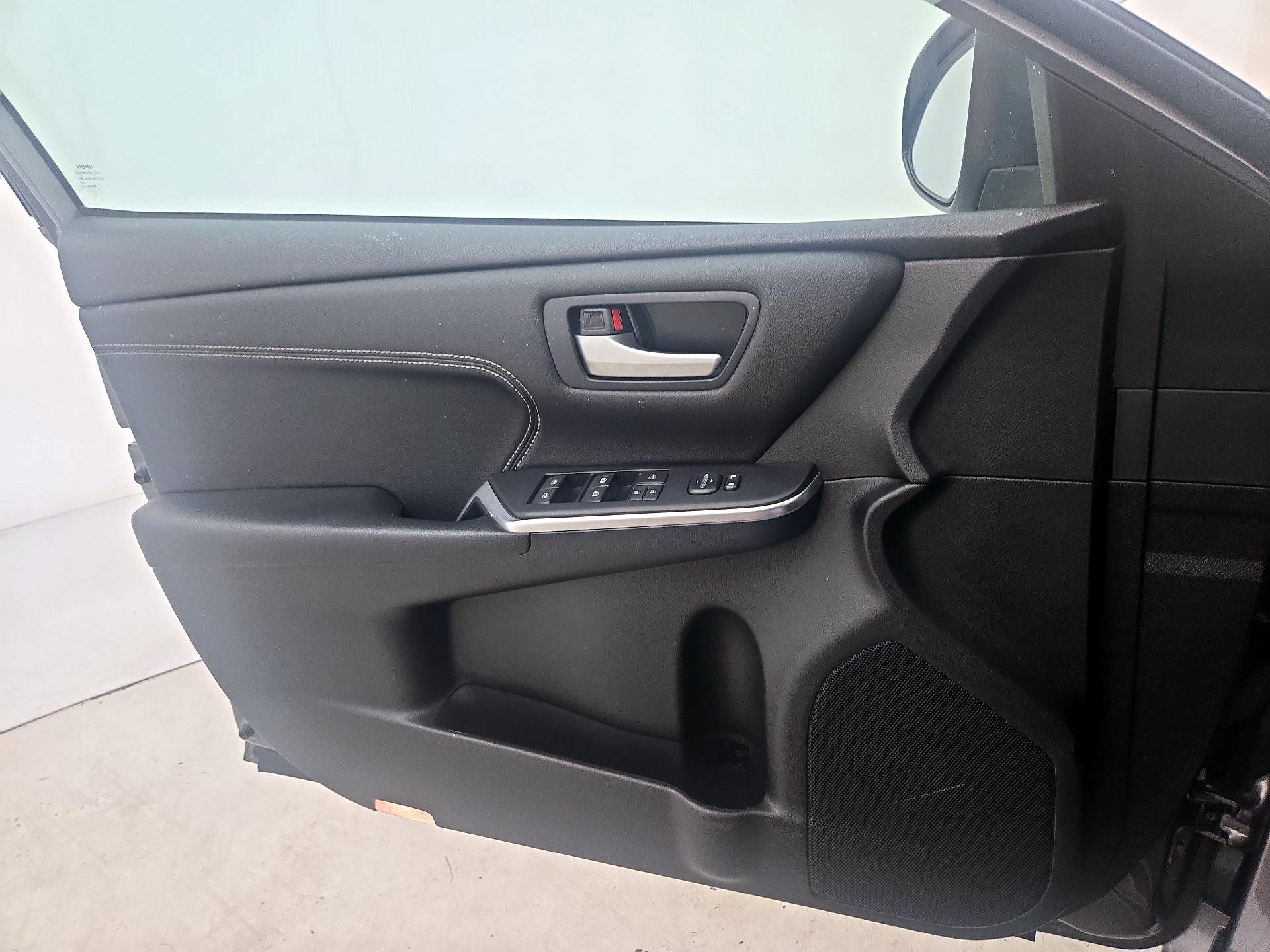 Thumbnail: 2016 Toyota Camry - 12