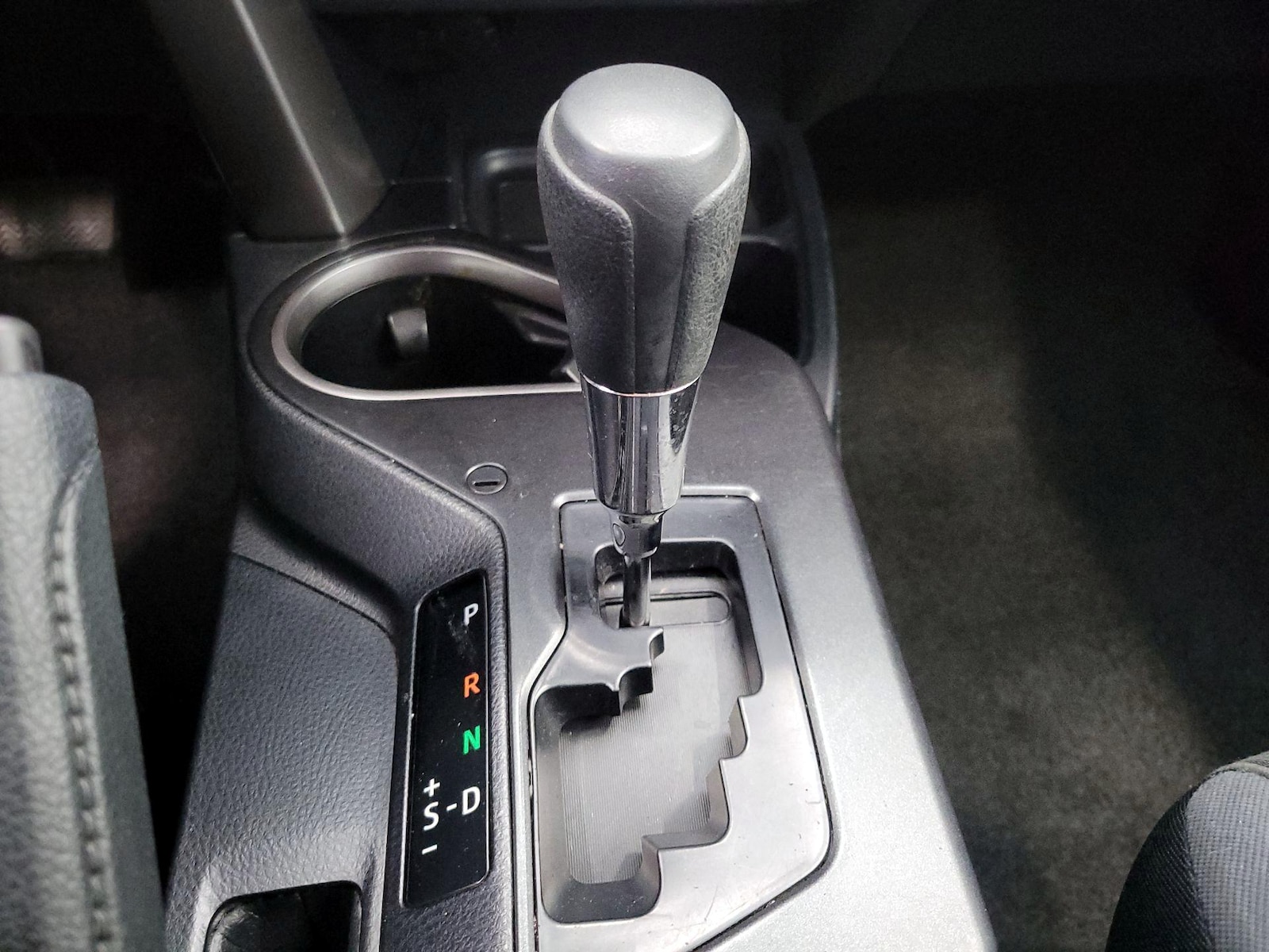 2017 Toyota RAV4 LE - Photo 18