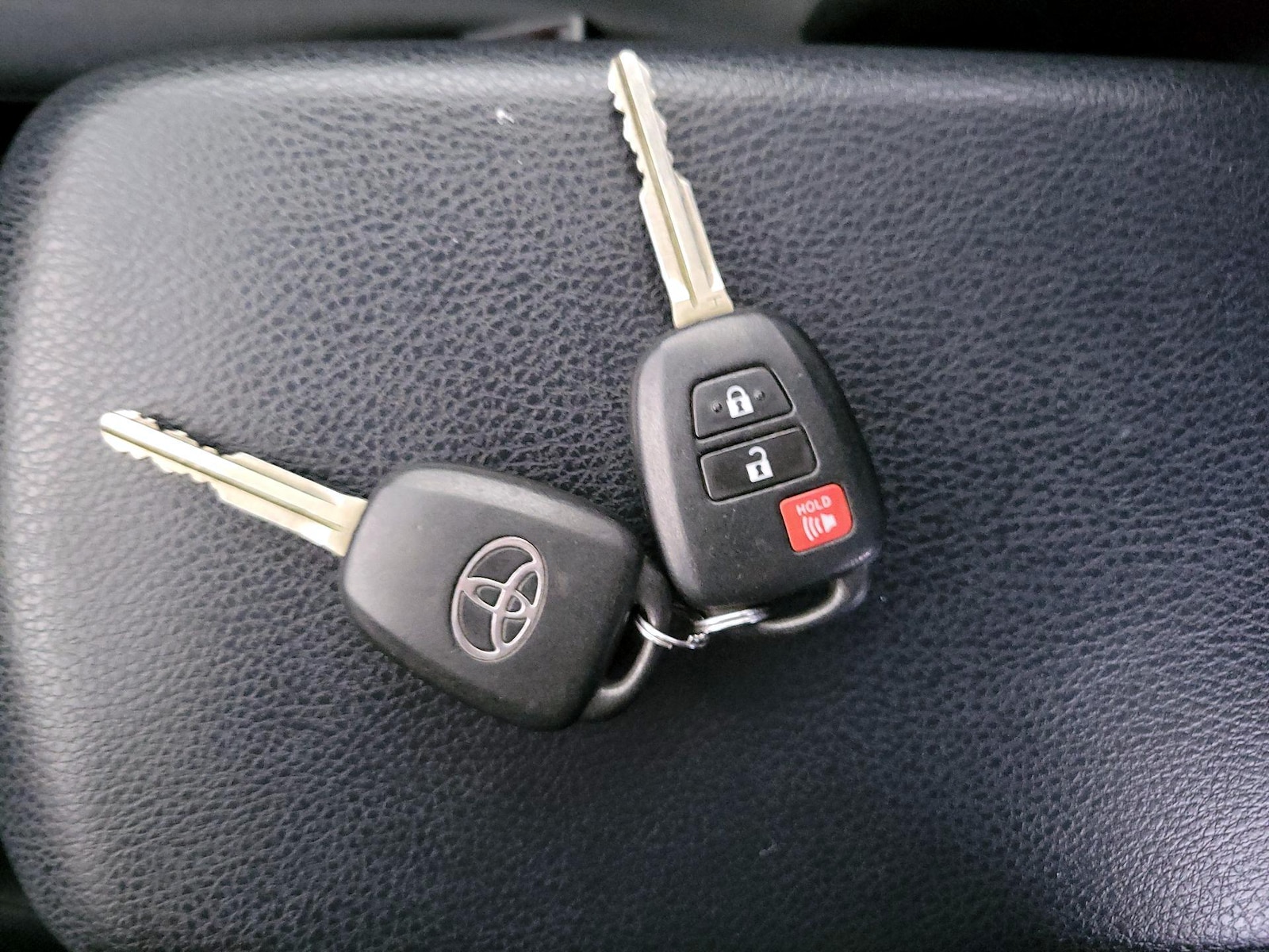 2017 Toyota RAV4 LE - Photo 23