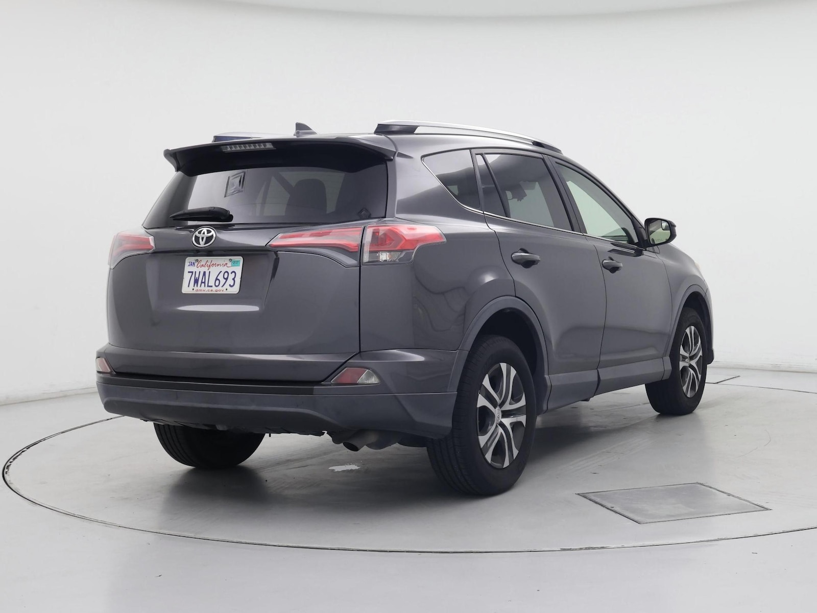 2017 Toyota RAV4 LE - Photo 9