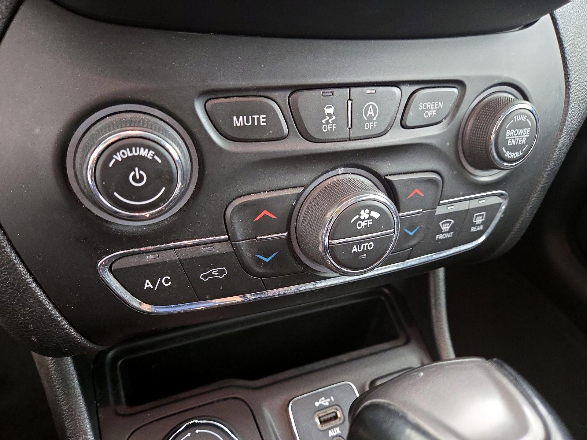 Thumbnail: 2022 Jeep Cherokee - 16