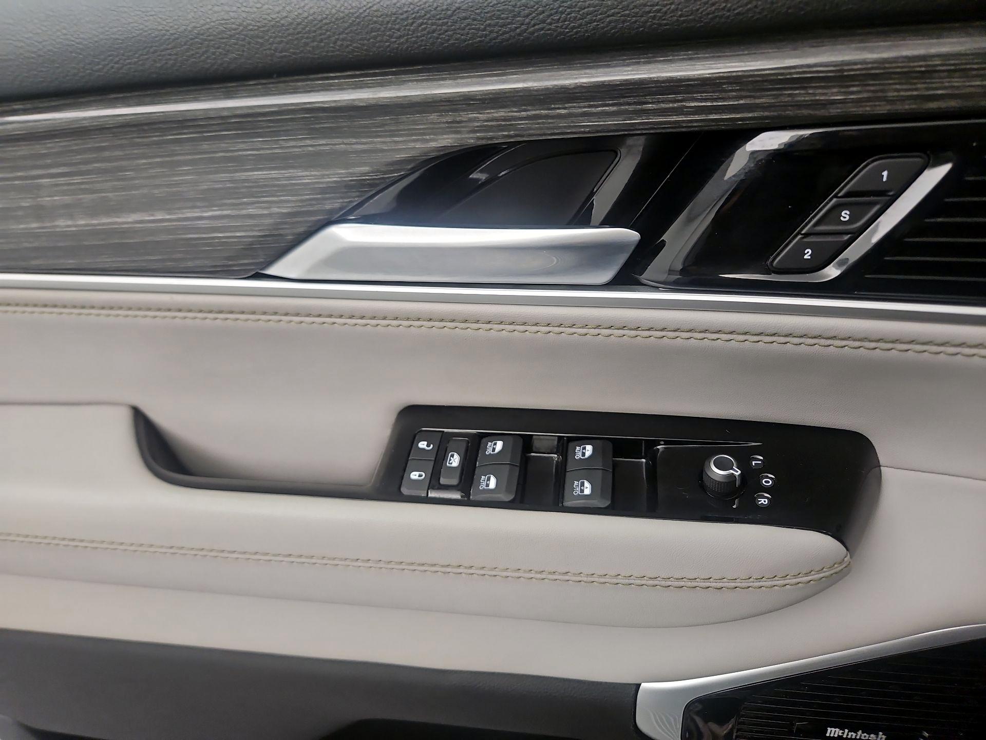 Thumbnail: 2022 Jeep Wagoneer - 10