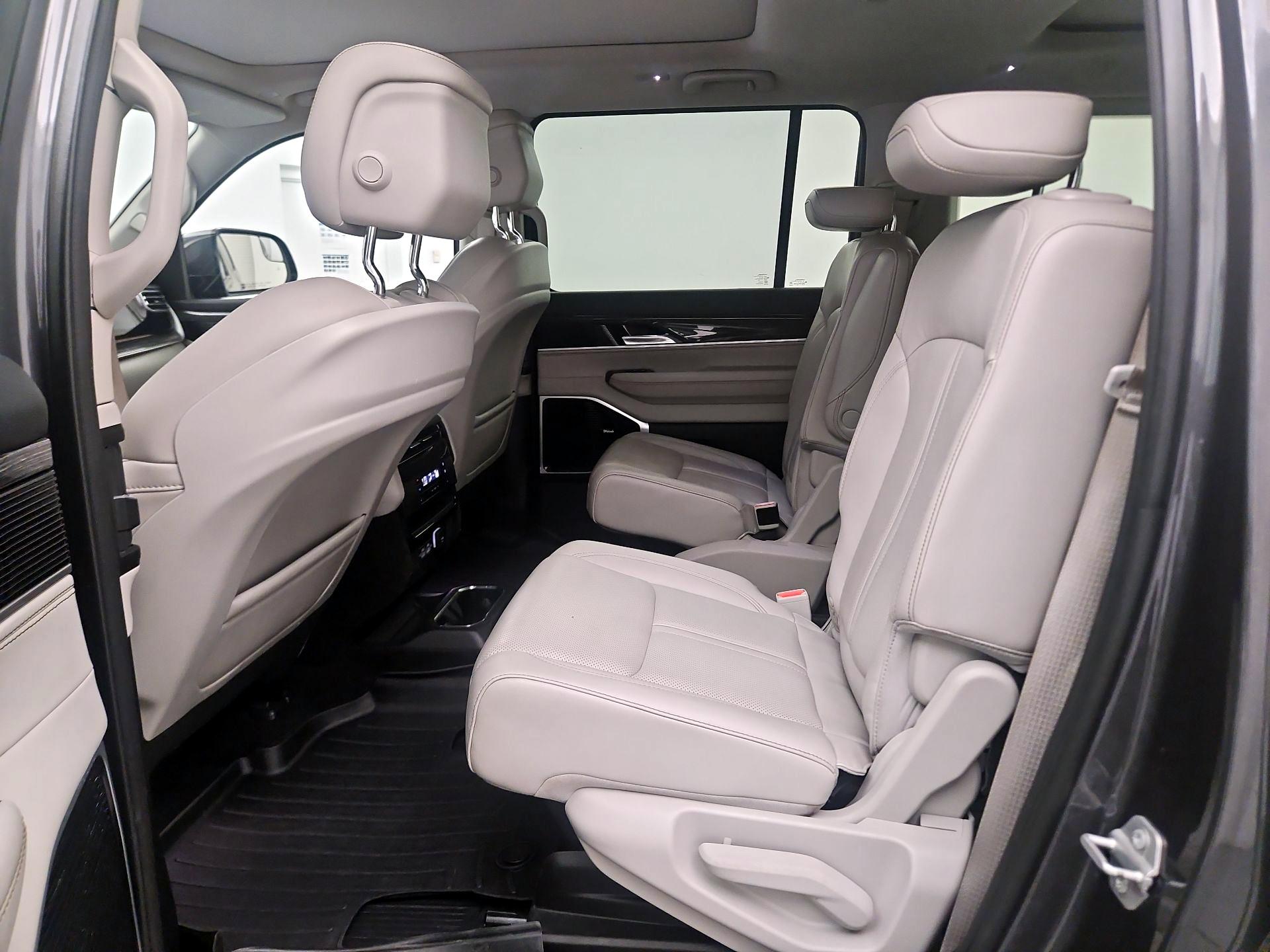 Thumbnail: 2022 Jeep Wagoneer - 19