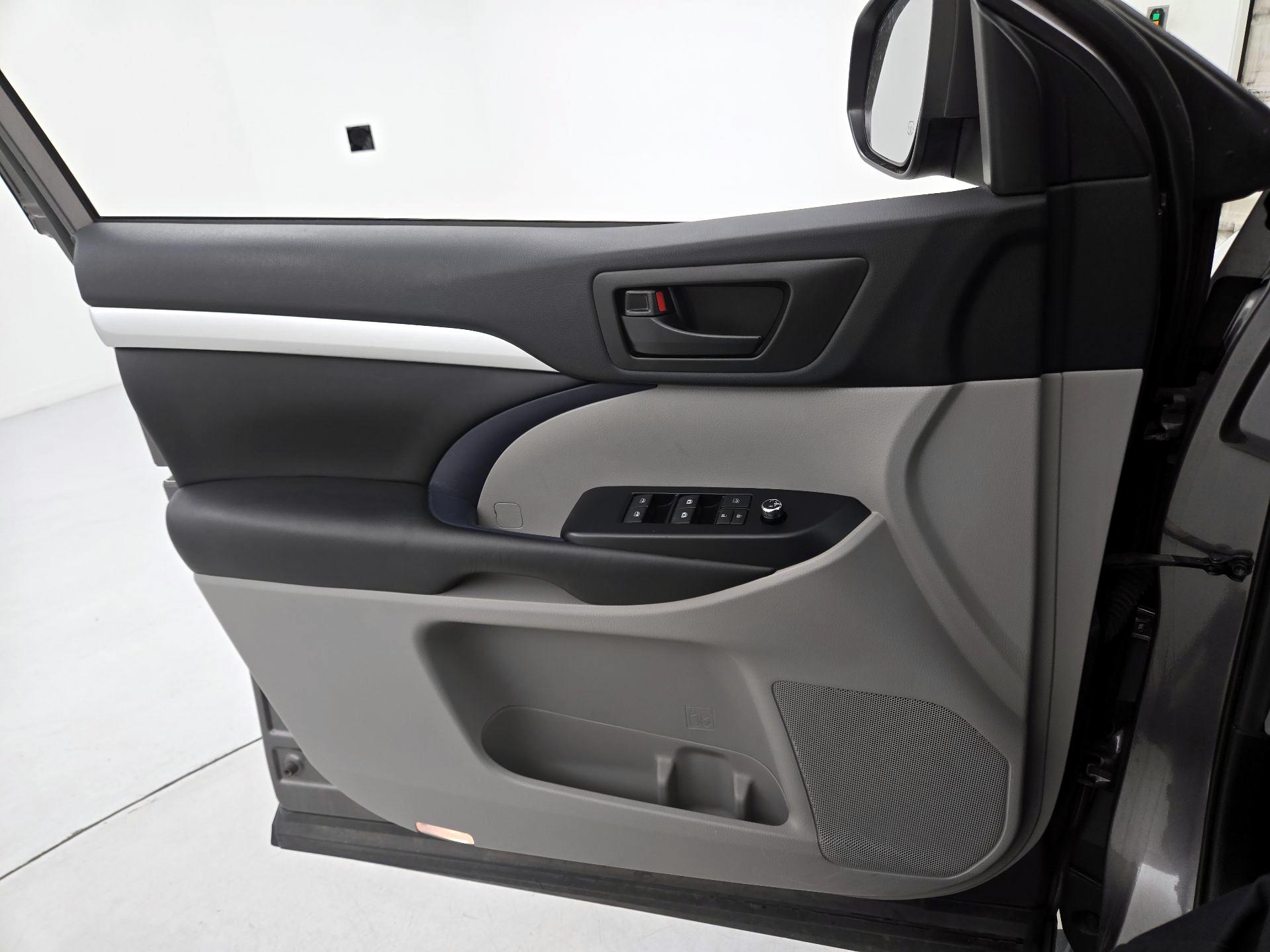 Thumbnail: 2019 Toyota Highlander - 12