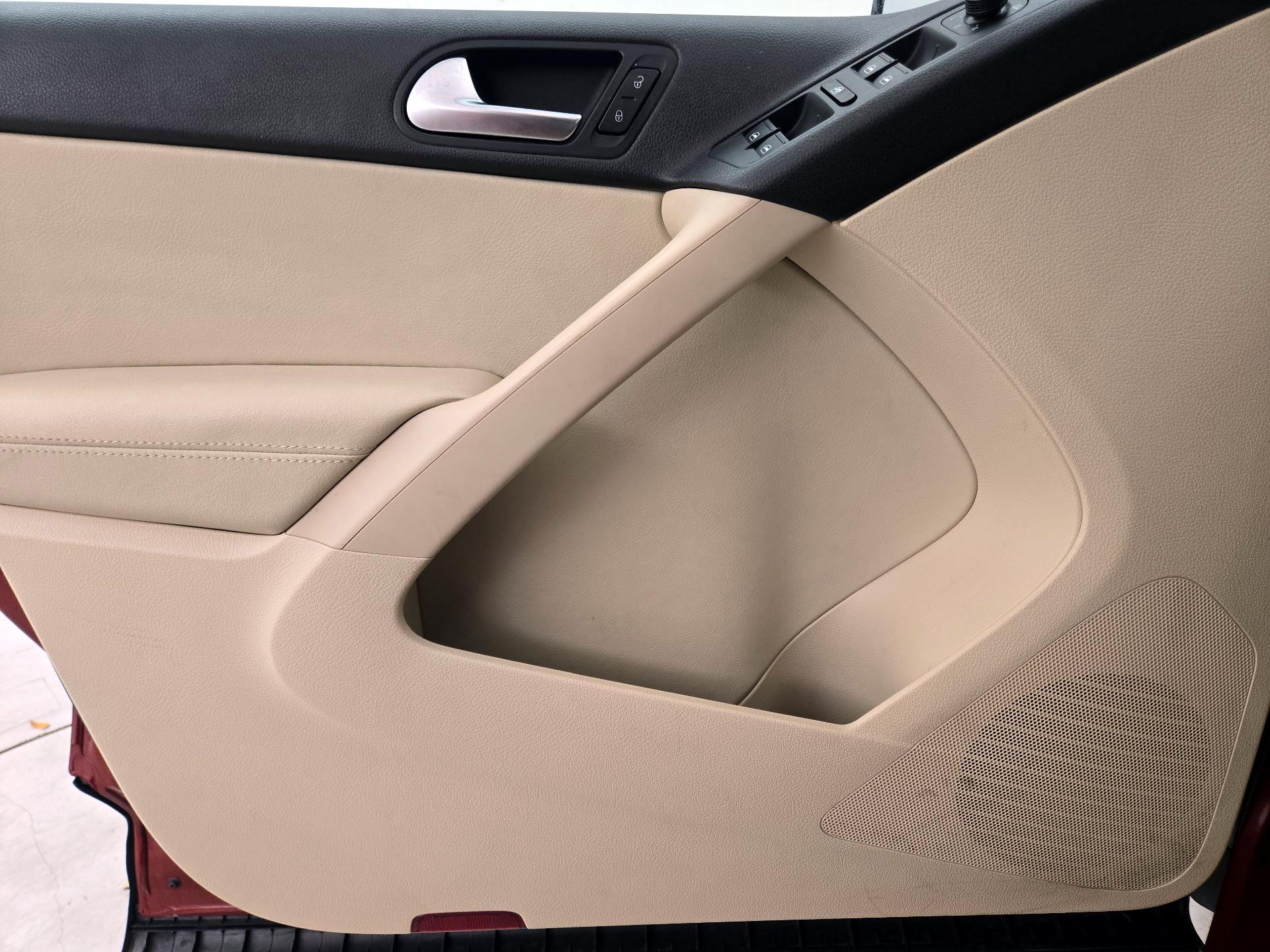 Thumbnail: 2016 Volkswagen Tiguan - 12