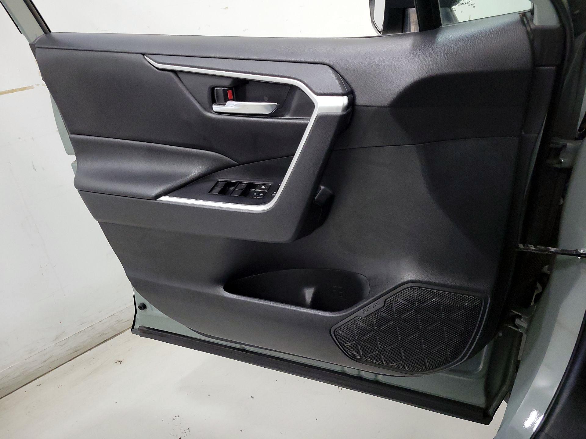 Thumbnail: 2019 Toyota RAV4 - 12