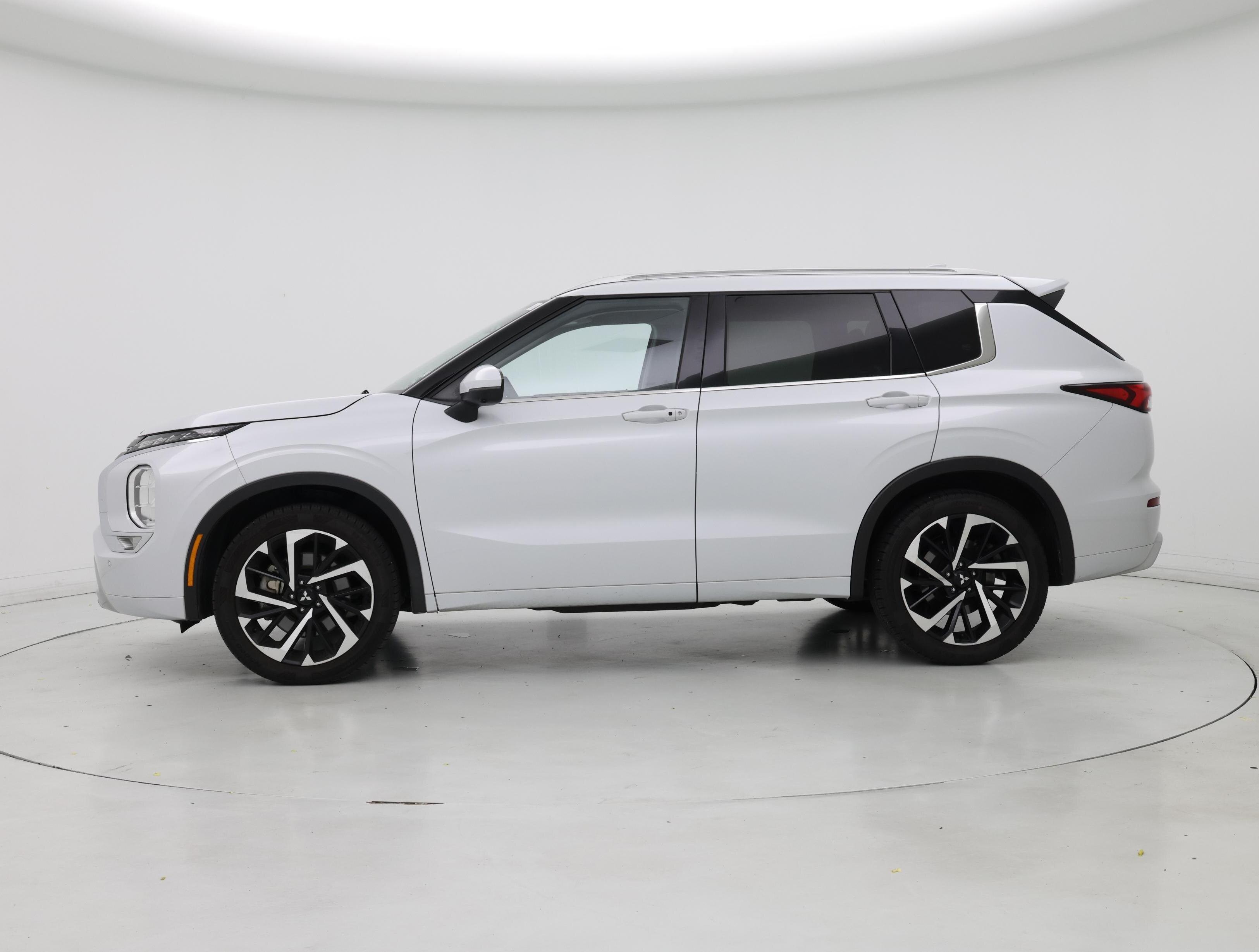 Thumbnail: 2022 Mitsubishi Outlander - 3