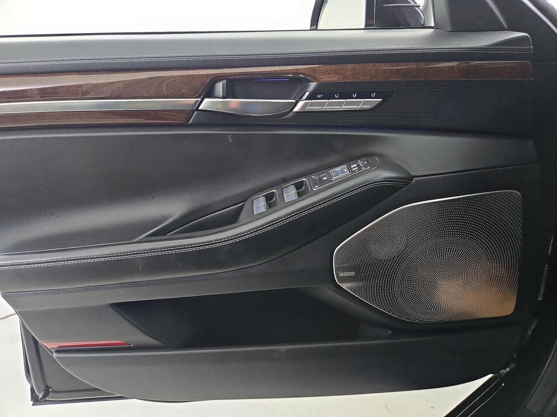 Thumbnail: 2018 Genesis G90 - 12