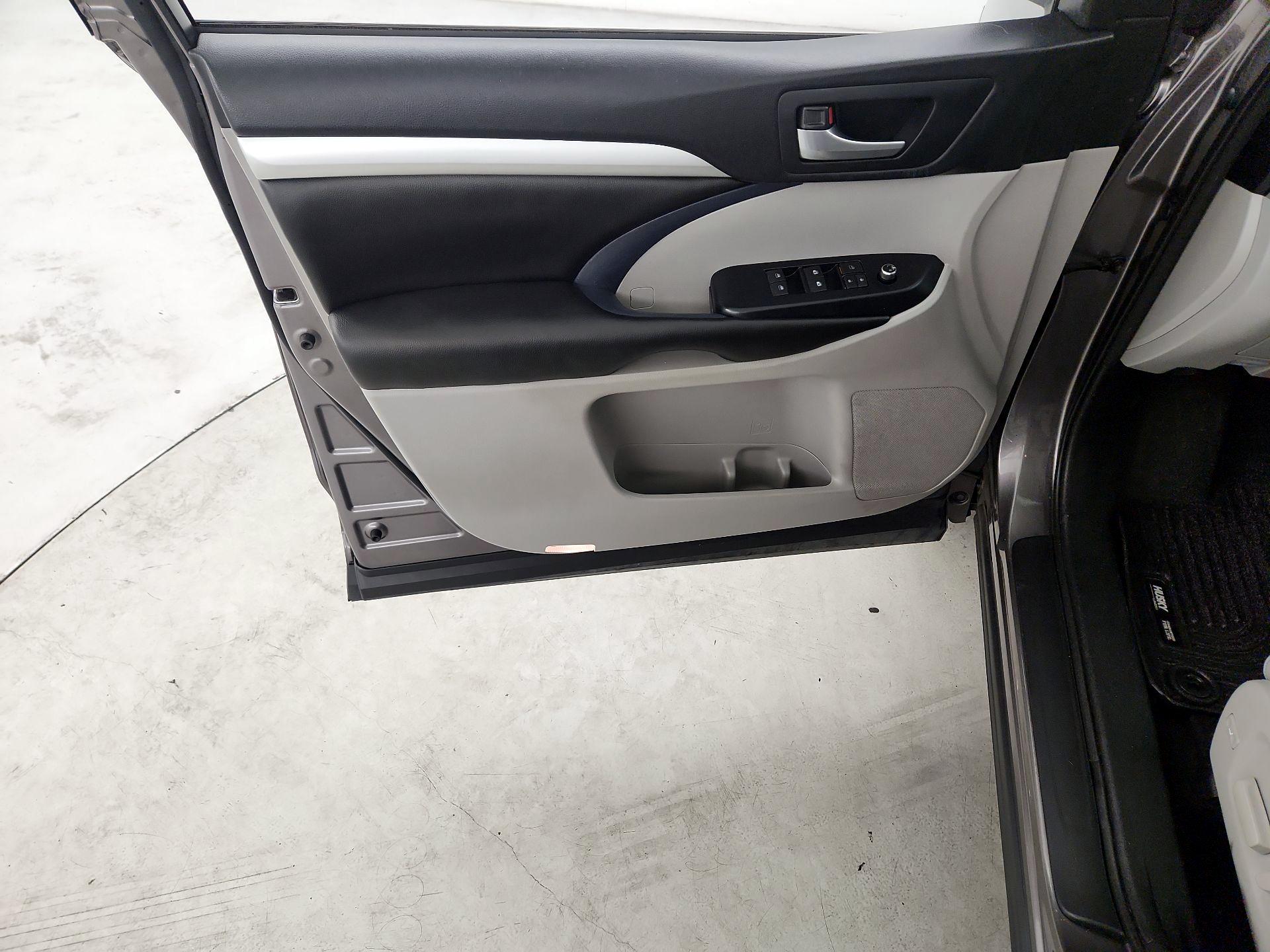 Thumbnail: 2015 Toyota Highlander - 12