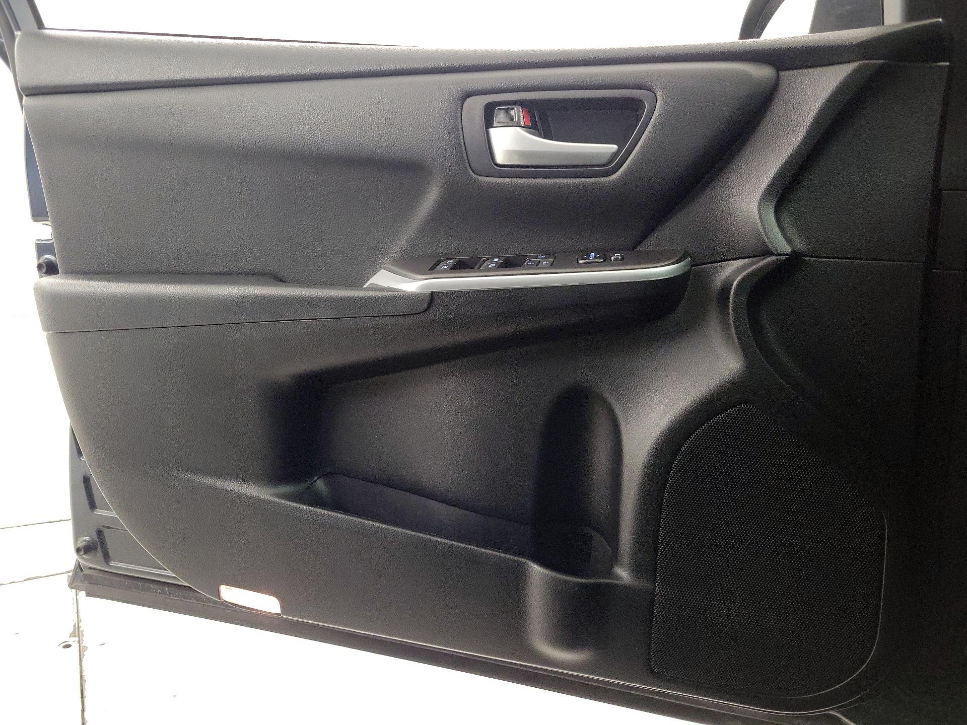 Thumbnail: 2015 Toyota Camry - 12