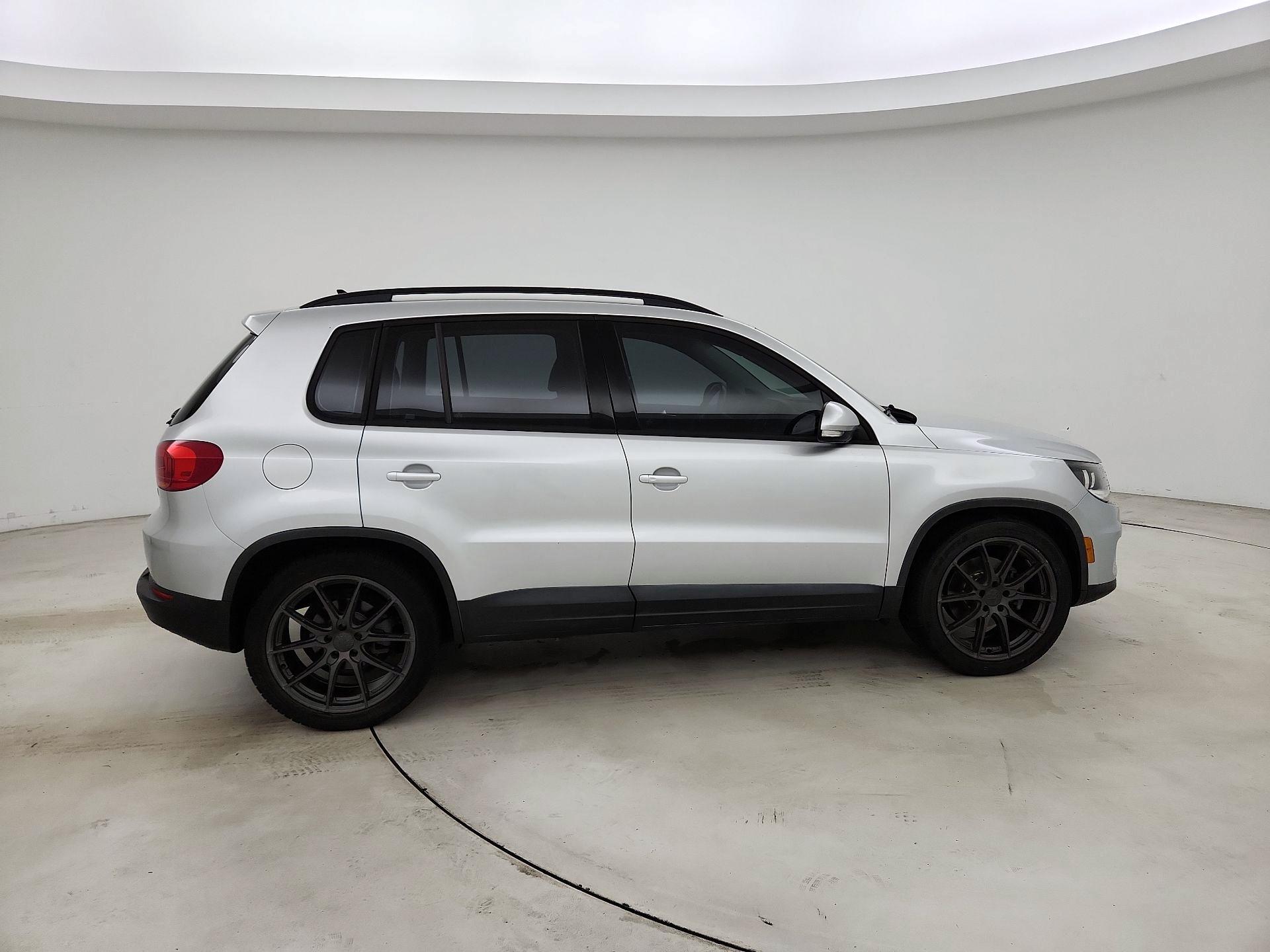 Thumbnail: 2018 Volkswagen Tiguan - 4
