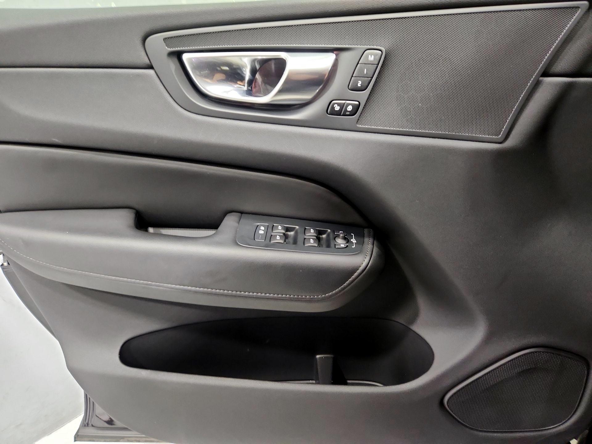 Thumbnail: 2025 Volvo XC60 - 12