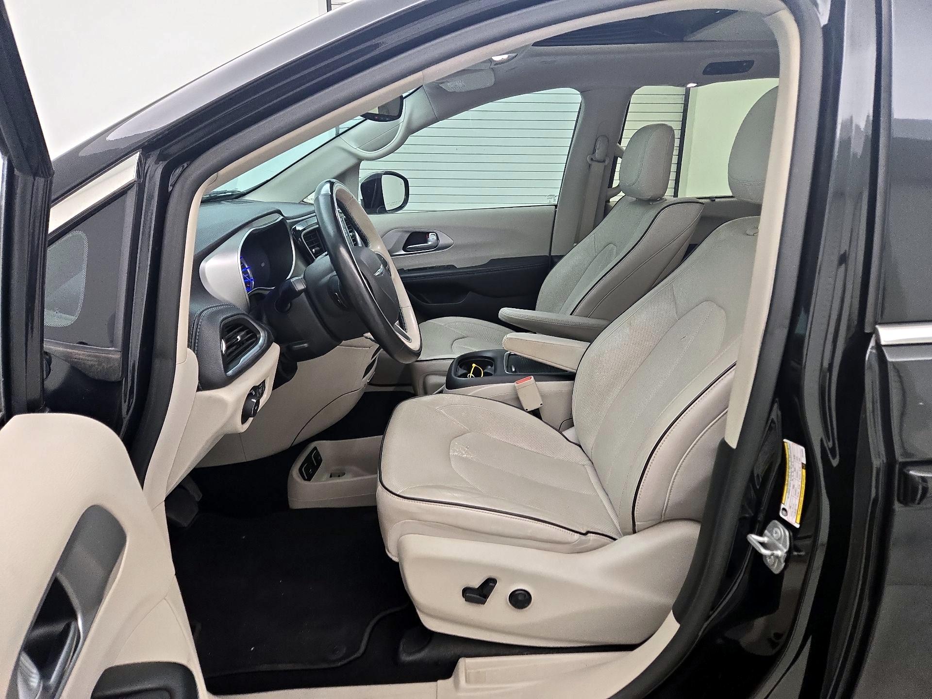 Thumbnail: 2018 Chrysler Pacifica - 11