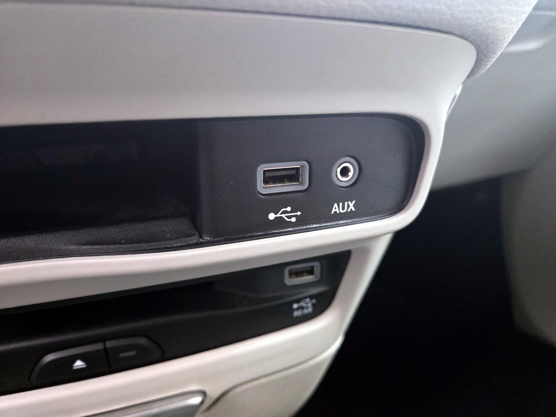 Thumbnail: 2018 Chrysler Pacifica - 18