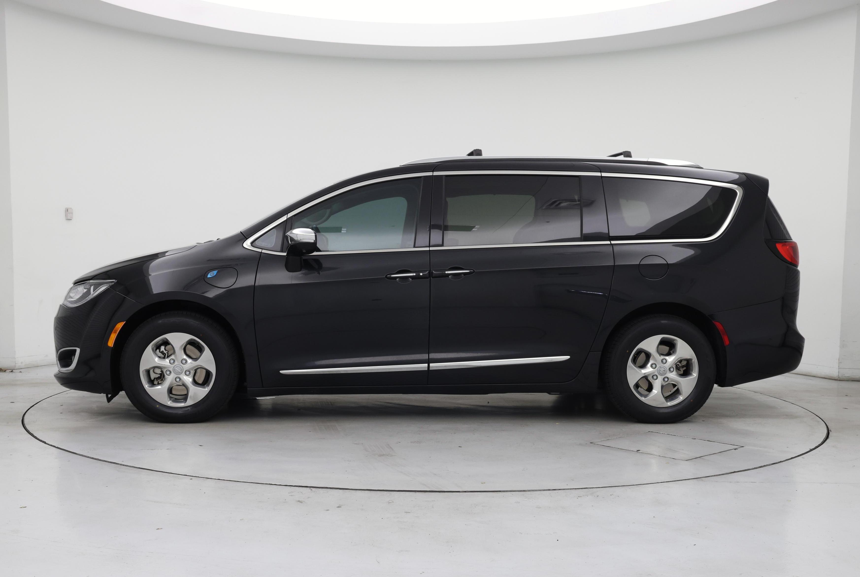 Thumbnail: 2018 Chrysler Pacifica - 3