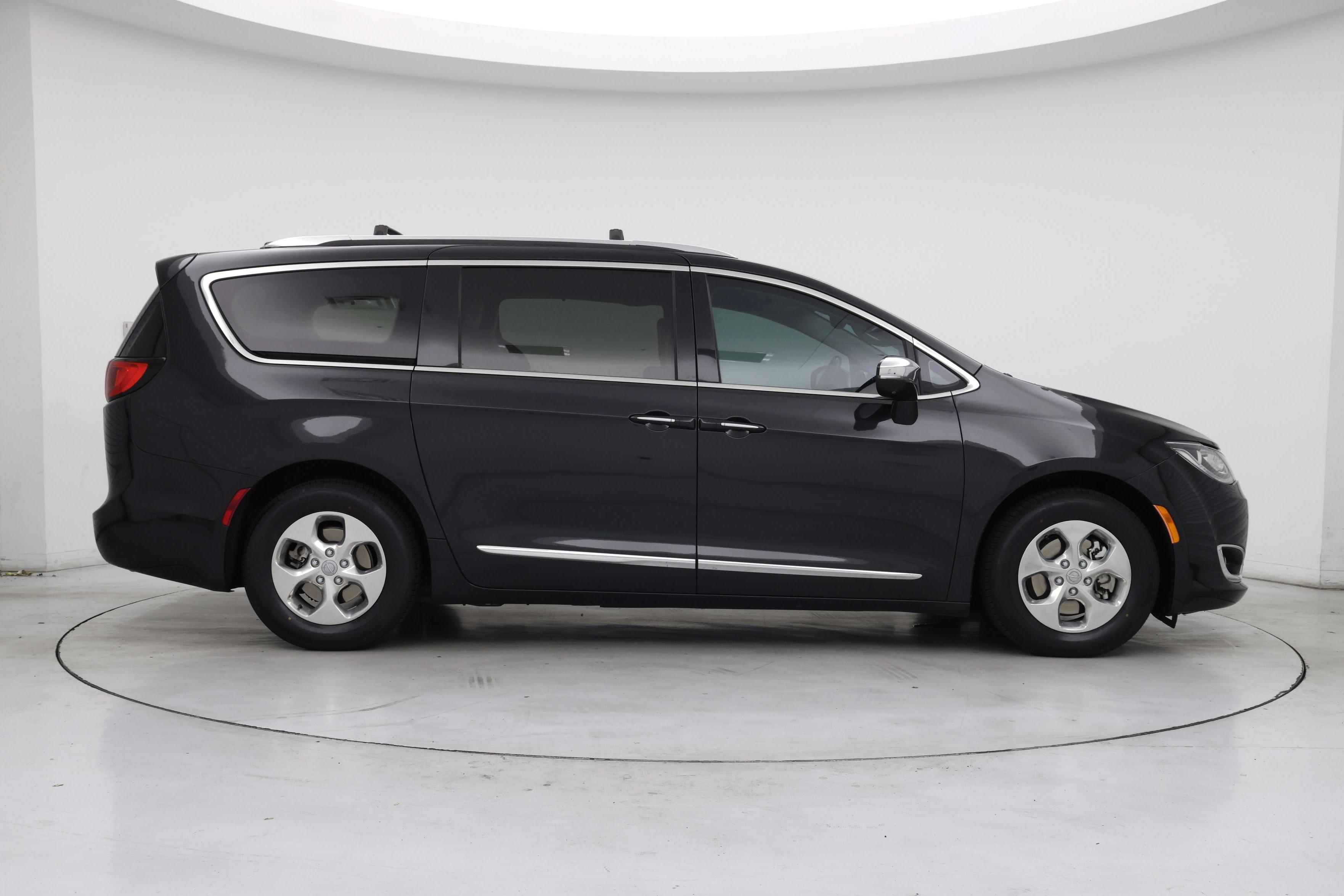 Thumbnail: 2018 Chrysler Pacifica - 7