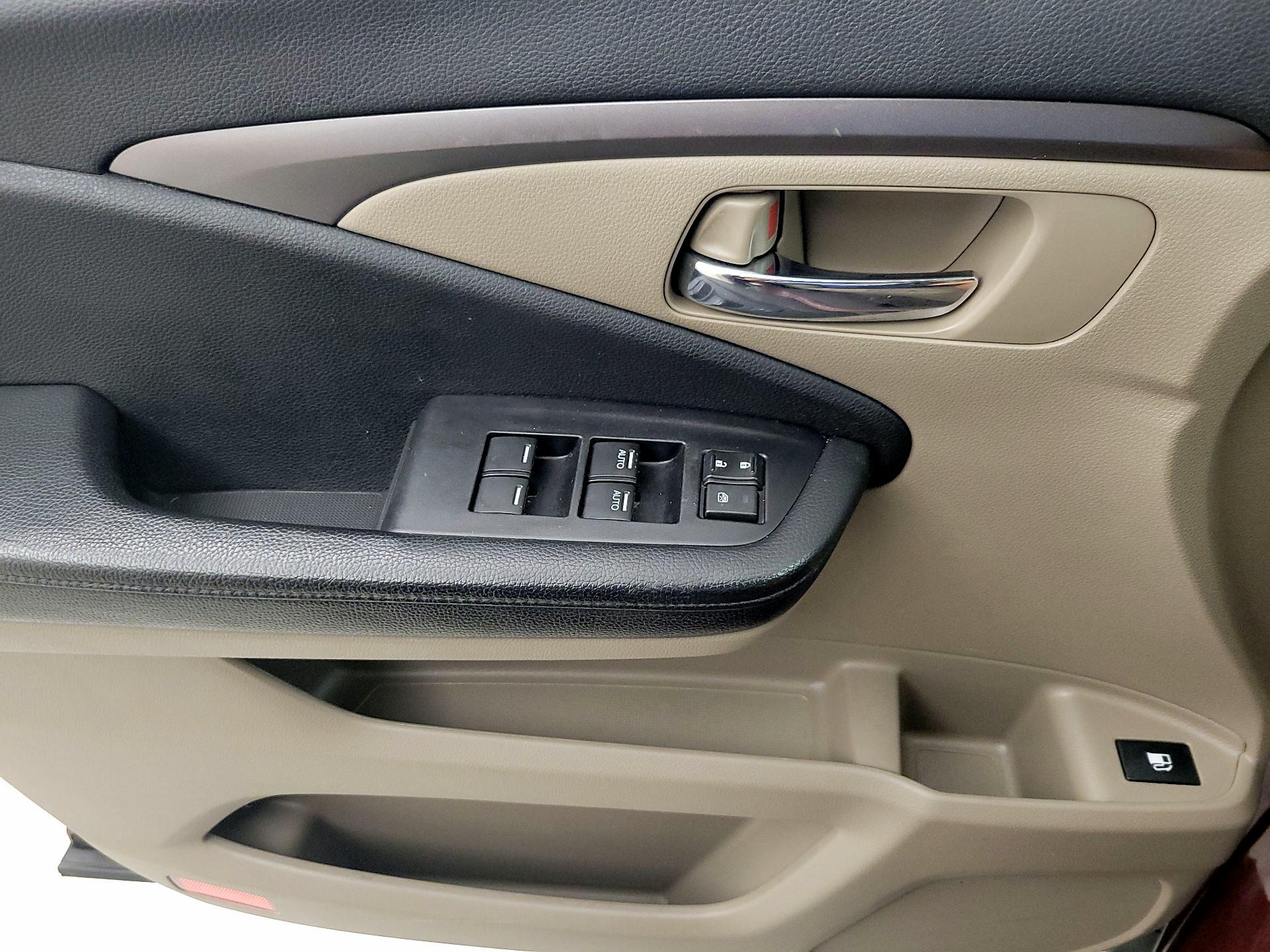 Thumbnail: 2018 Honda Pilot - 12