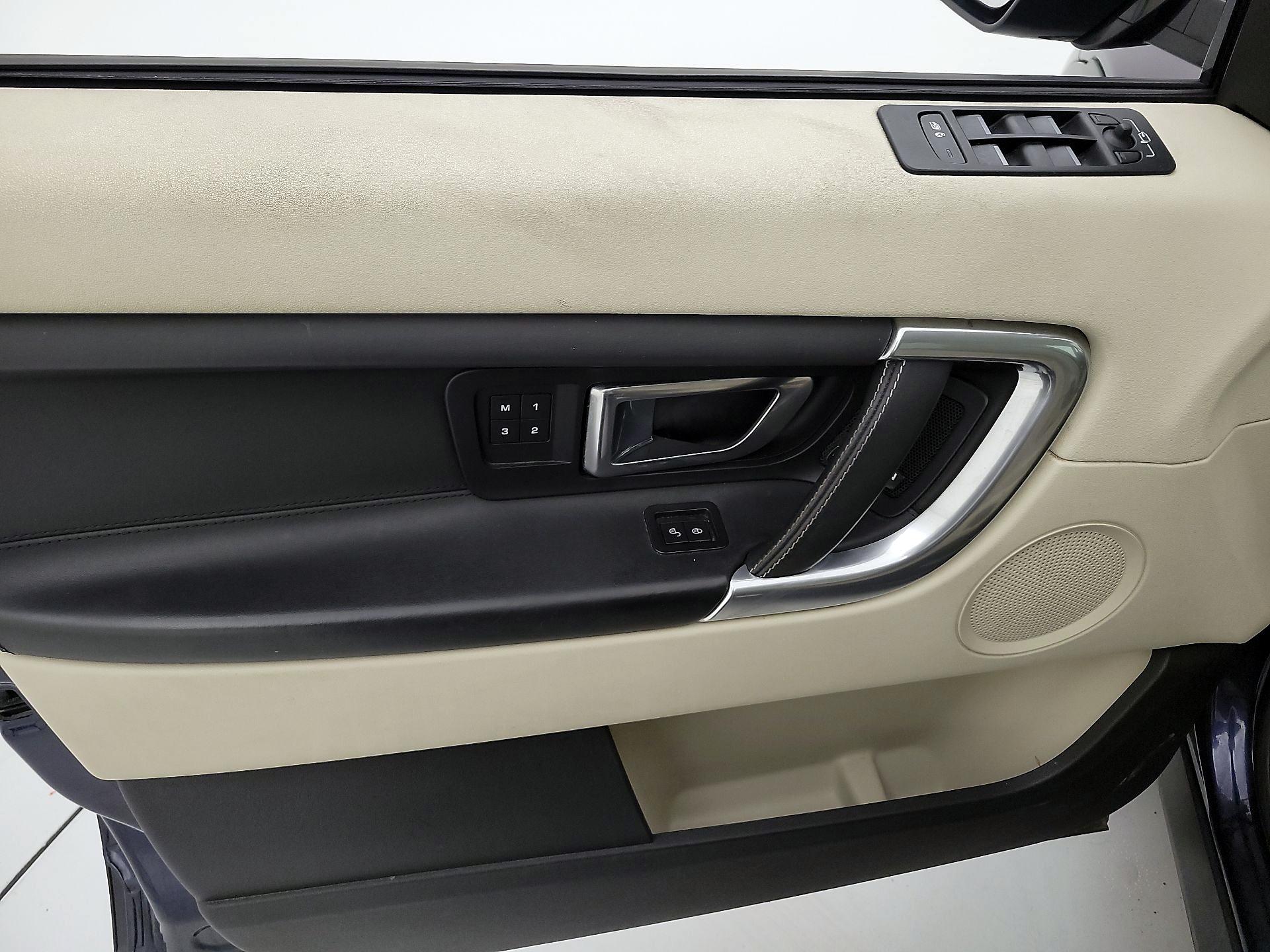 Thumbnail: 2017 Land Rover Discovery Sport - 12