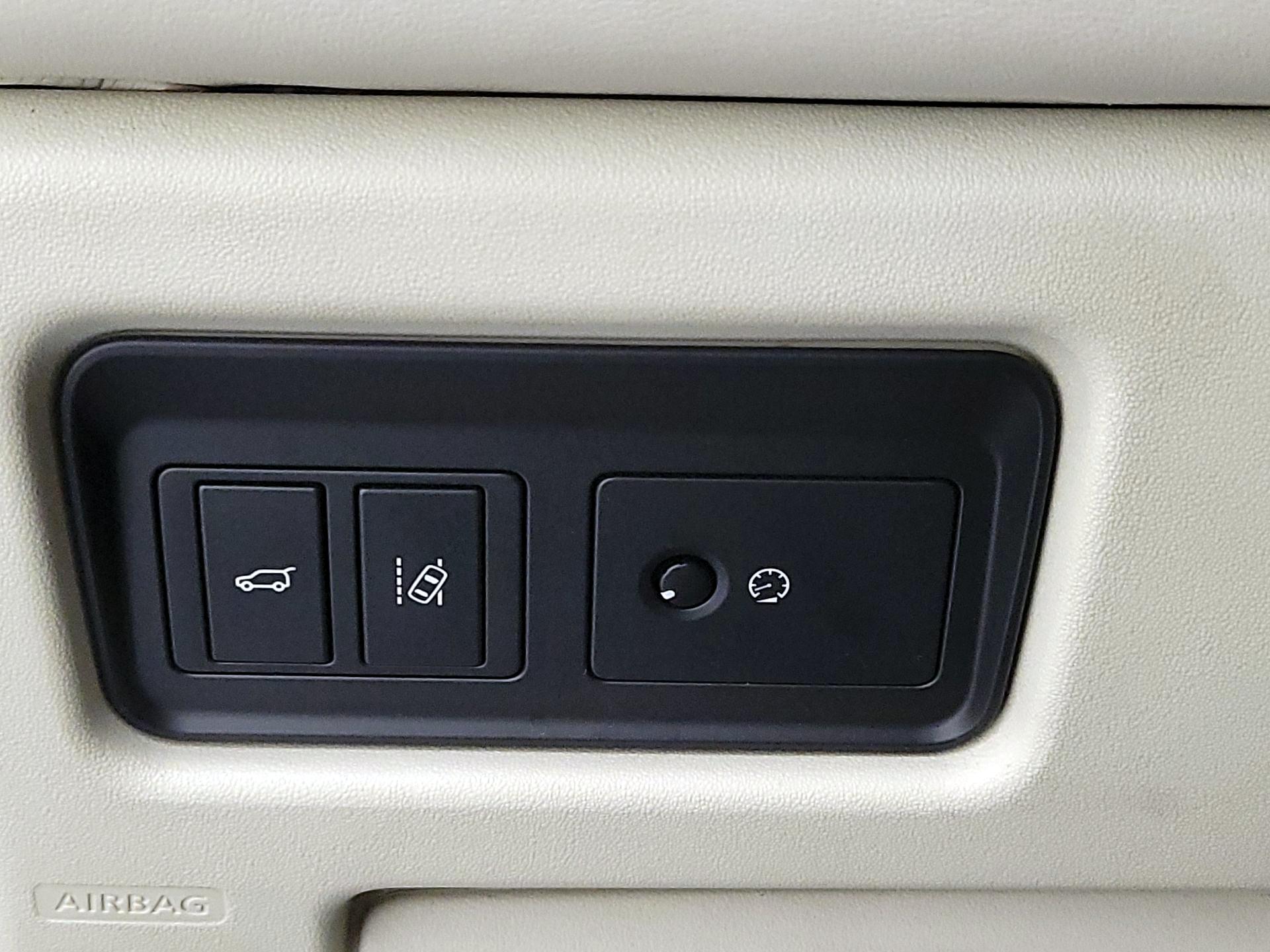 Thumbnail: 2017 Land Rover Discovery Sport - 13