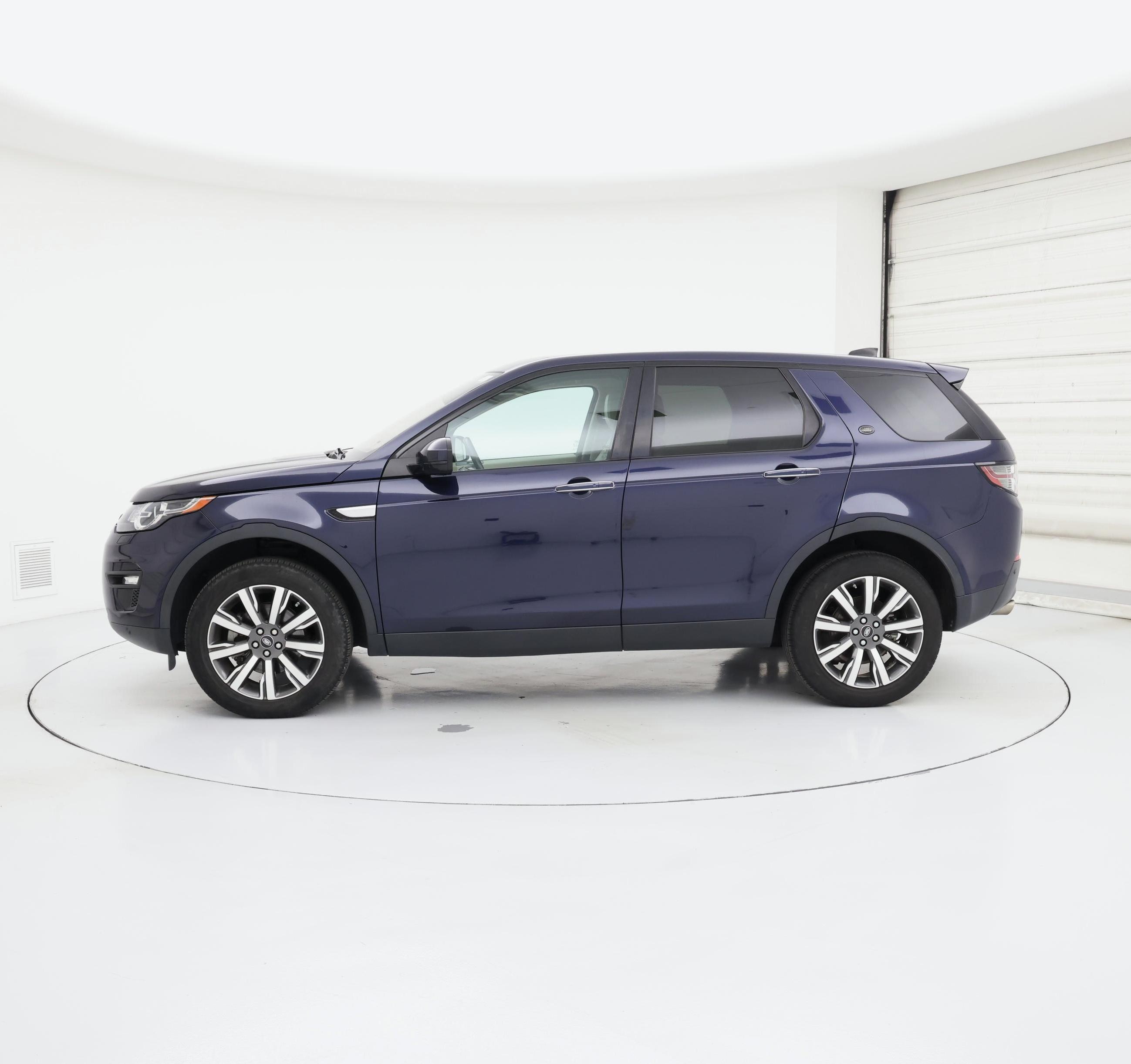 Thumbnail: 2017 Land Rover Discovery Sport - 3