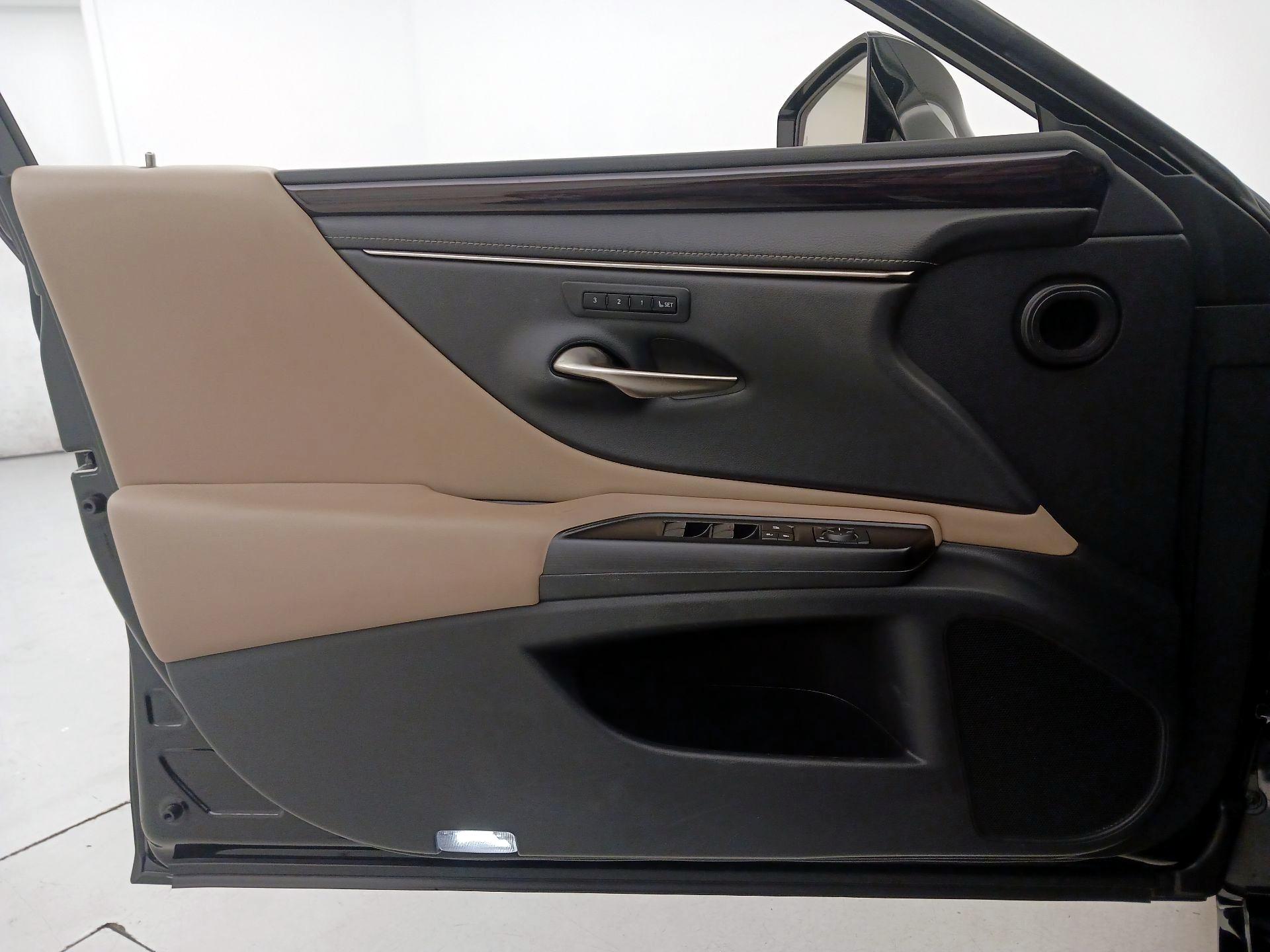 Thumbnail: 2019 Lexus ES - 12