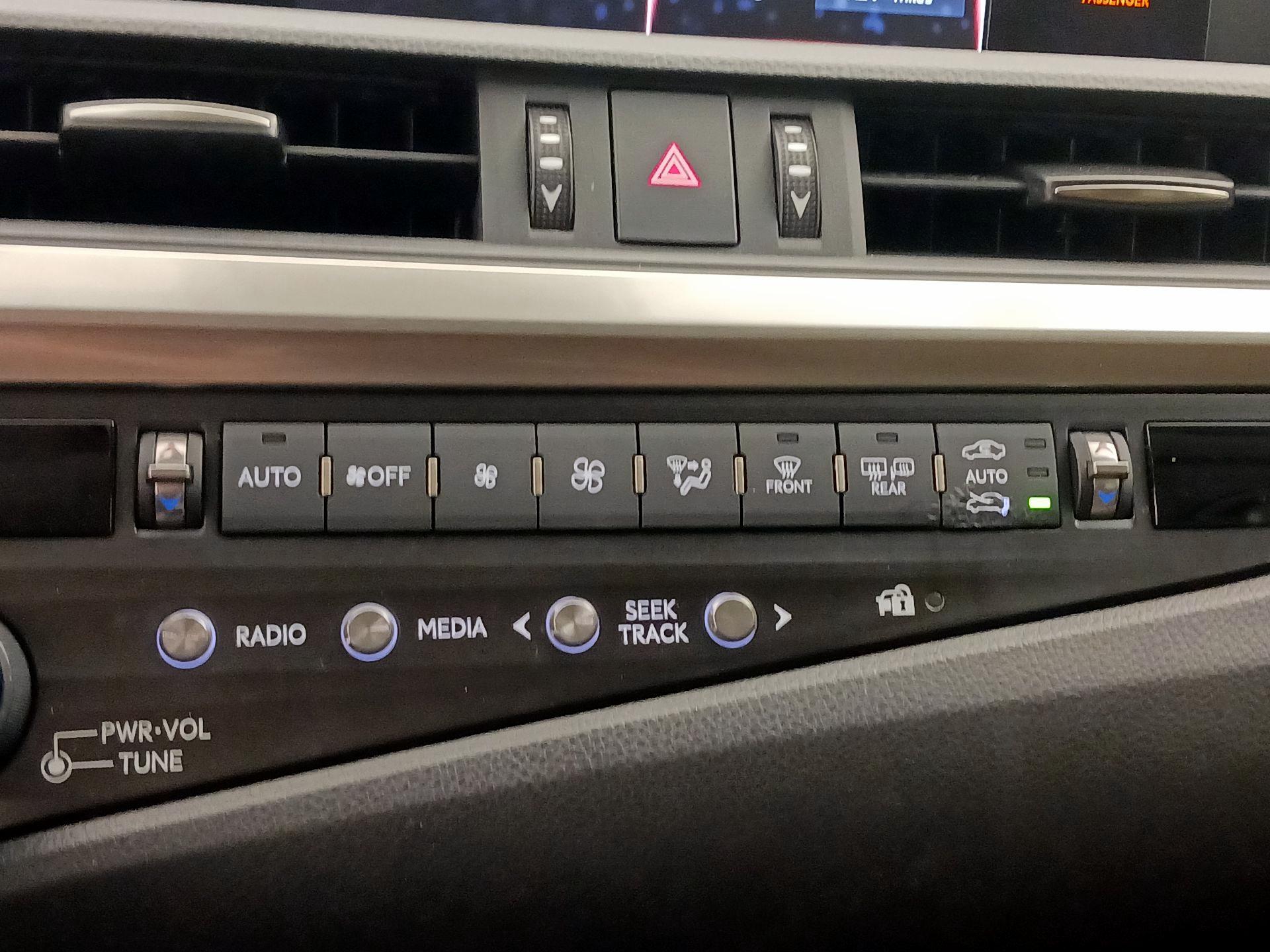 Thumbnail: 2019 Lexus ES - 16