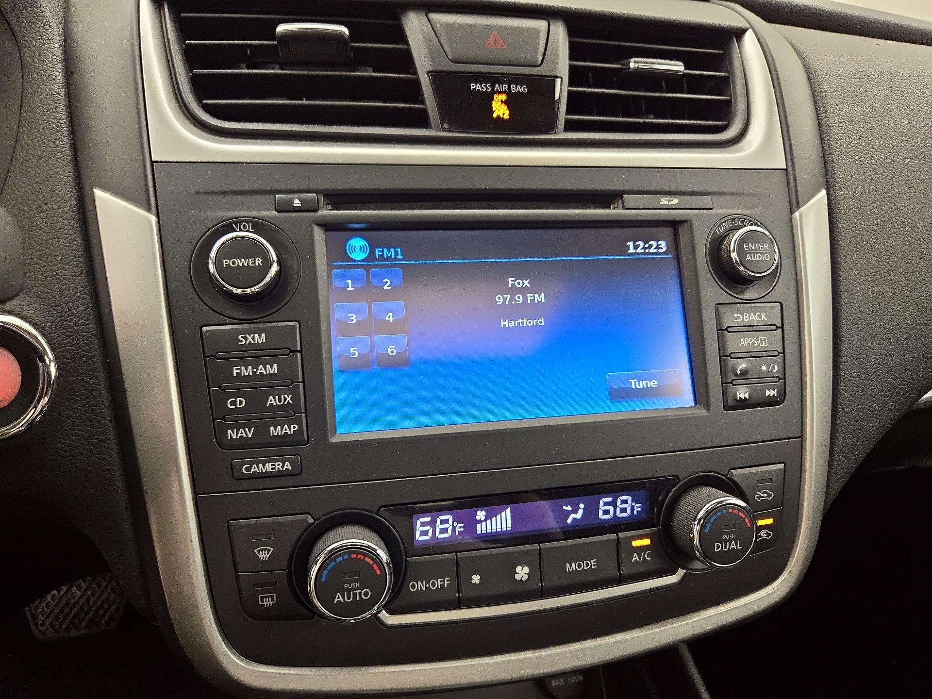 Thumbnail: 2016 Nissan Altima - 16