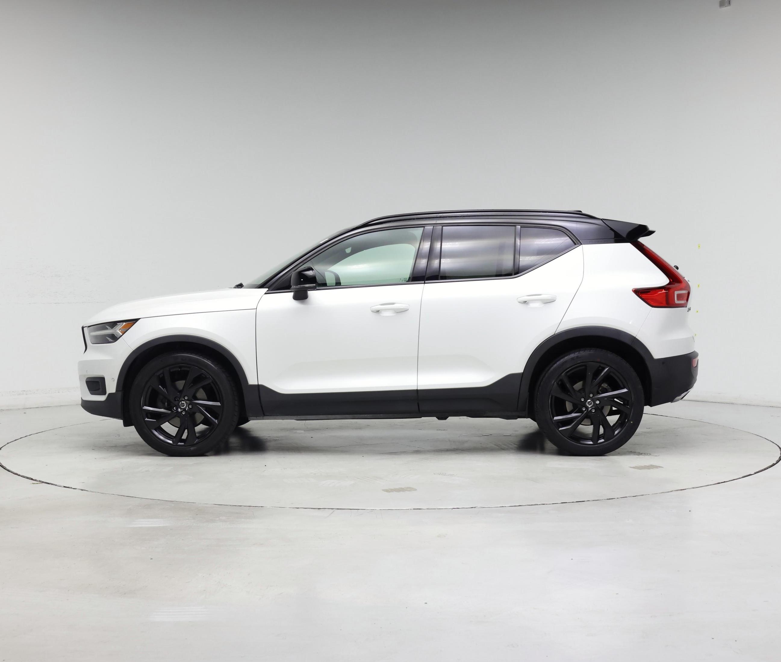 Thumbnail: 2019 Volvo XC40 - 3