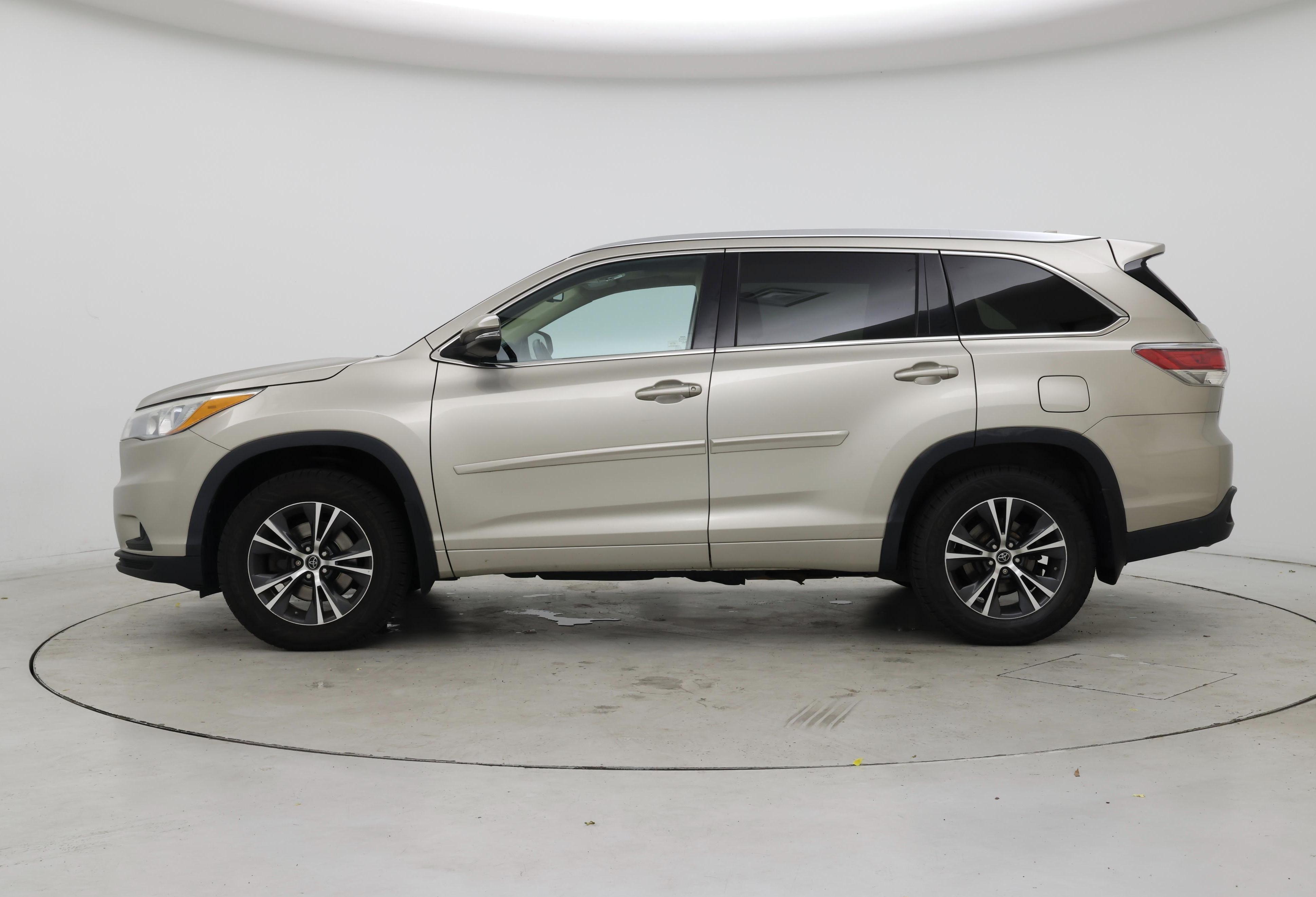 Thumbnail: 2016 Toyota Highlander - 3