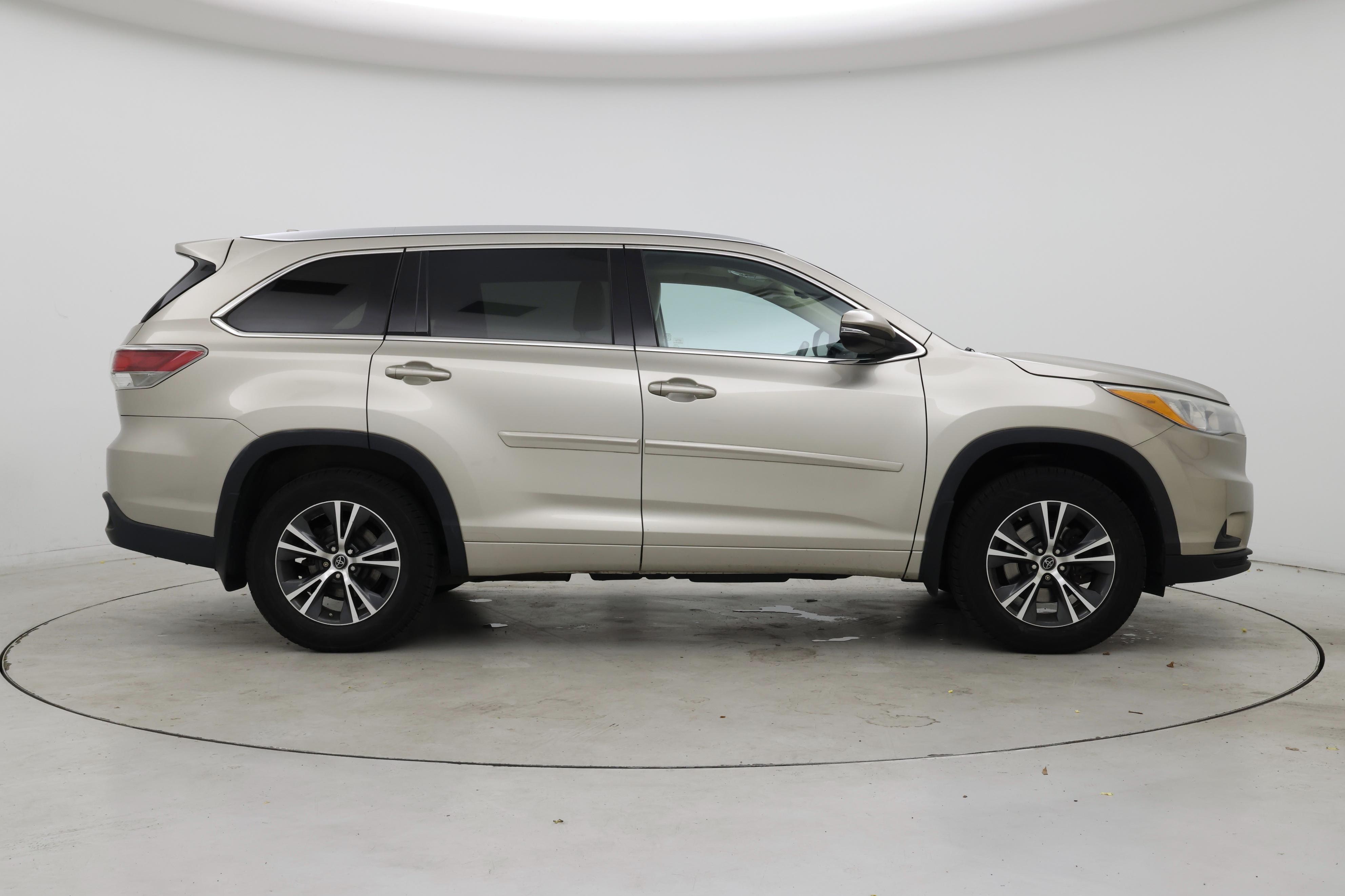 Thumbnail: 2016 Toyota Highlander - 7