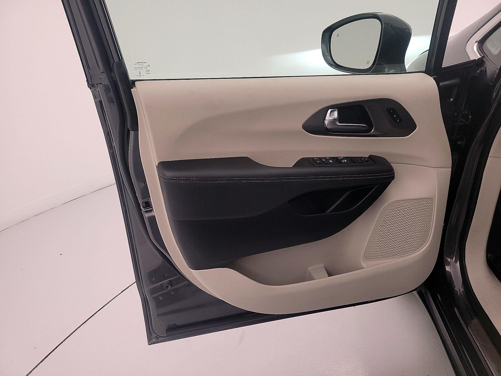 Thumbnail: 2022 Chrysler Pacifica - 12