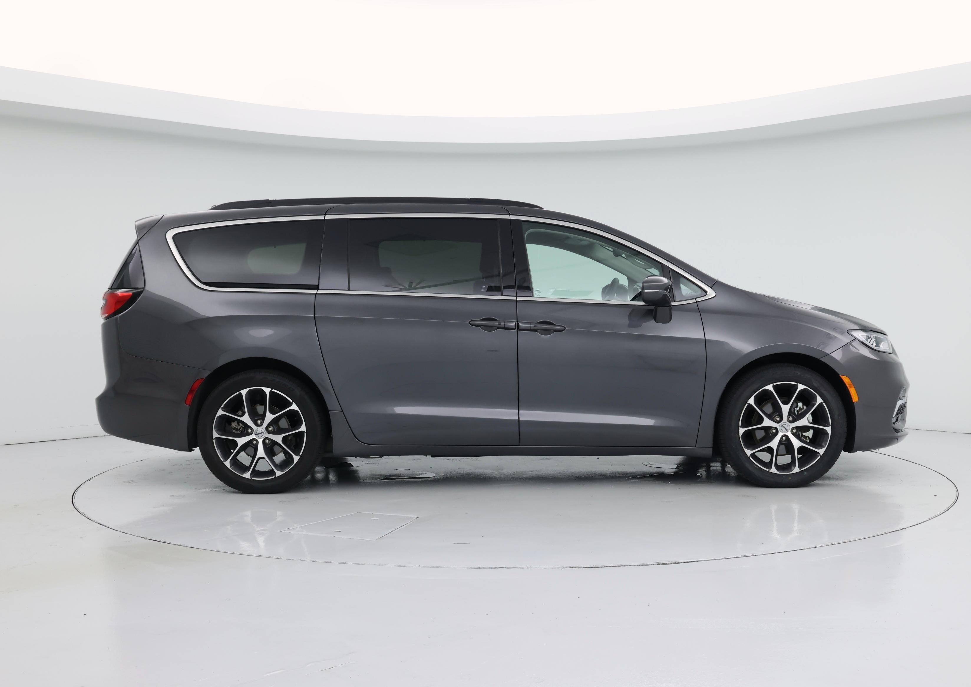 Thumbnail: 2022 Chrysler Pacifica - 7
