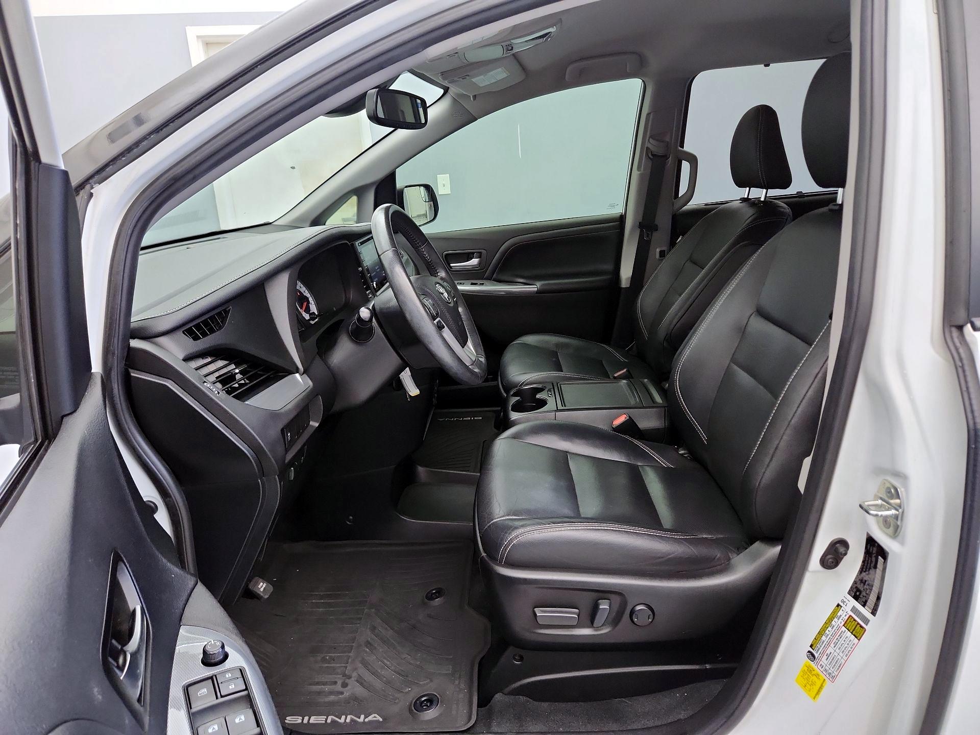 Thumbnail: 2020 Toyota Sienna - 11