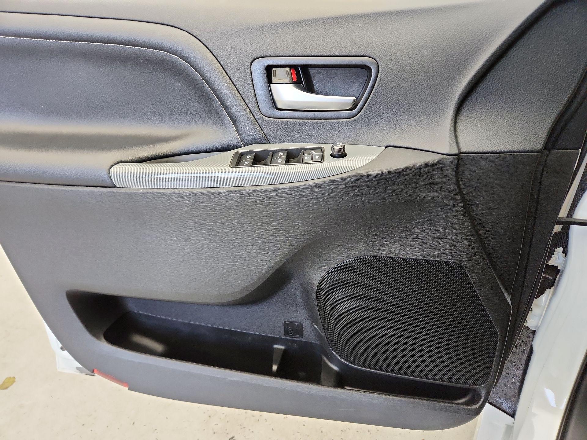 Thumbnail: 2020 Toyota Sienna - 12