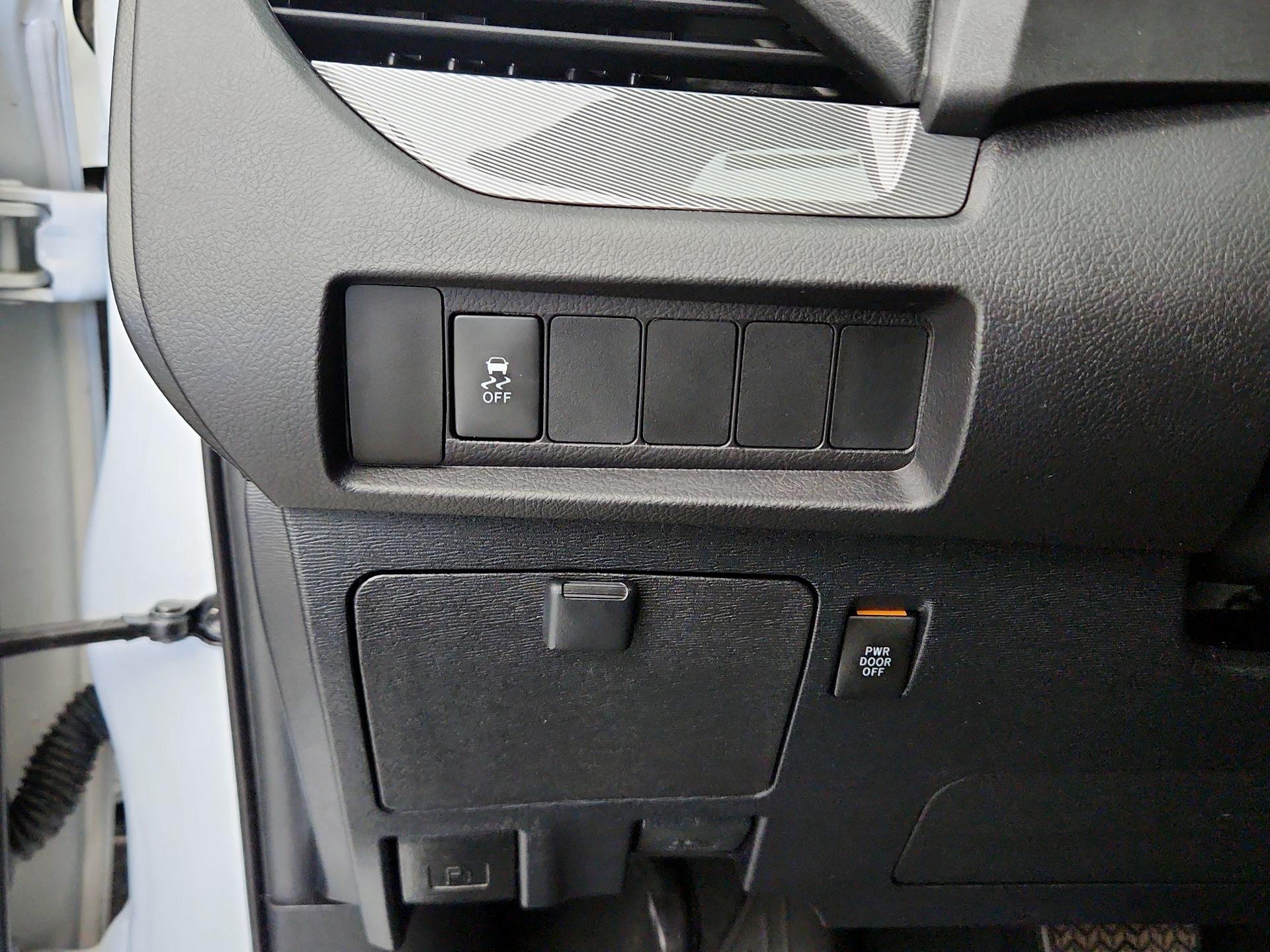 Thumbnail: 2020 Toyota Sienna - 13