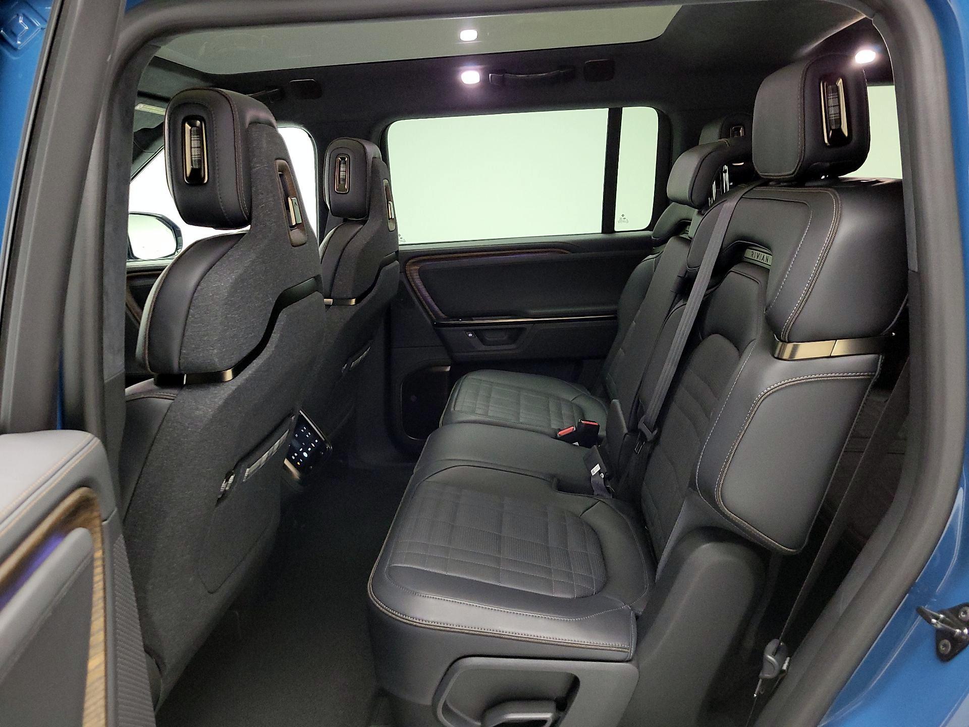 Thumbnail: 2025 Rivian R1S - 18