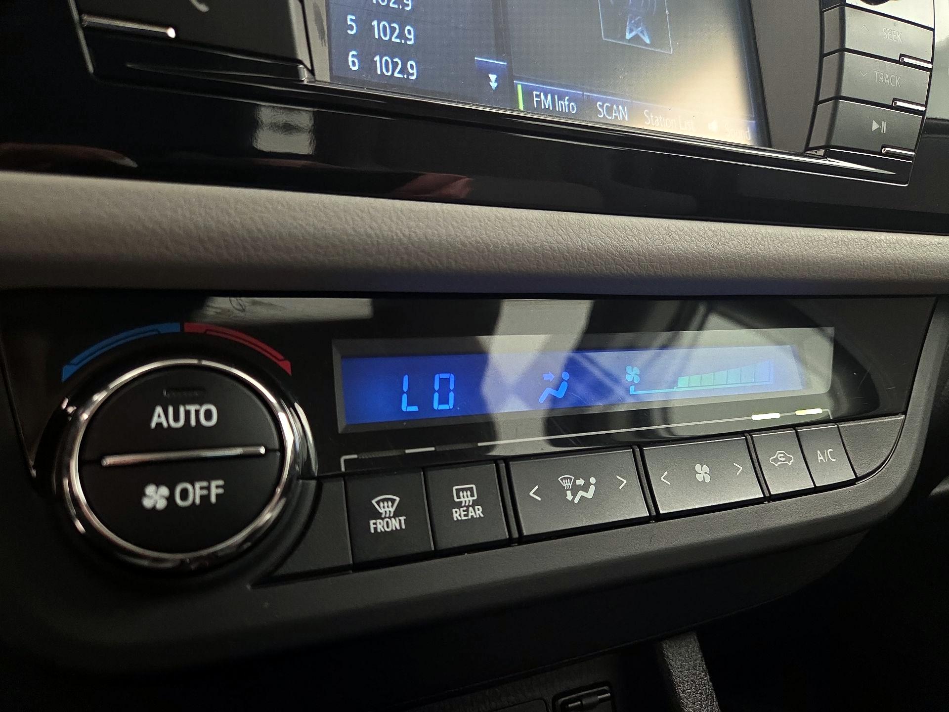 Thumbnail: 2014 Toyota Corolla - 16