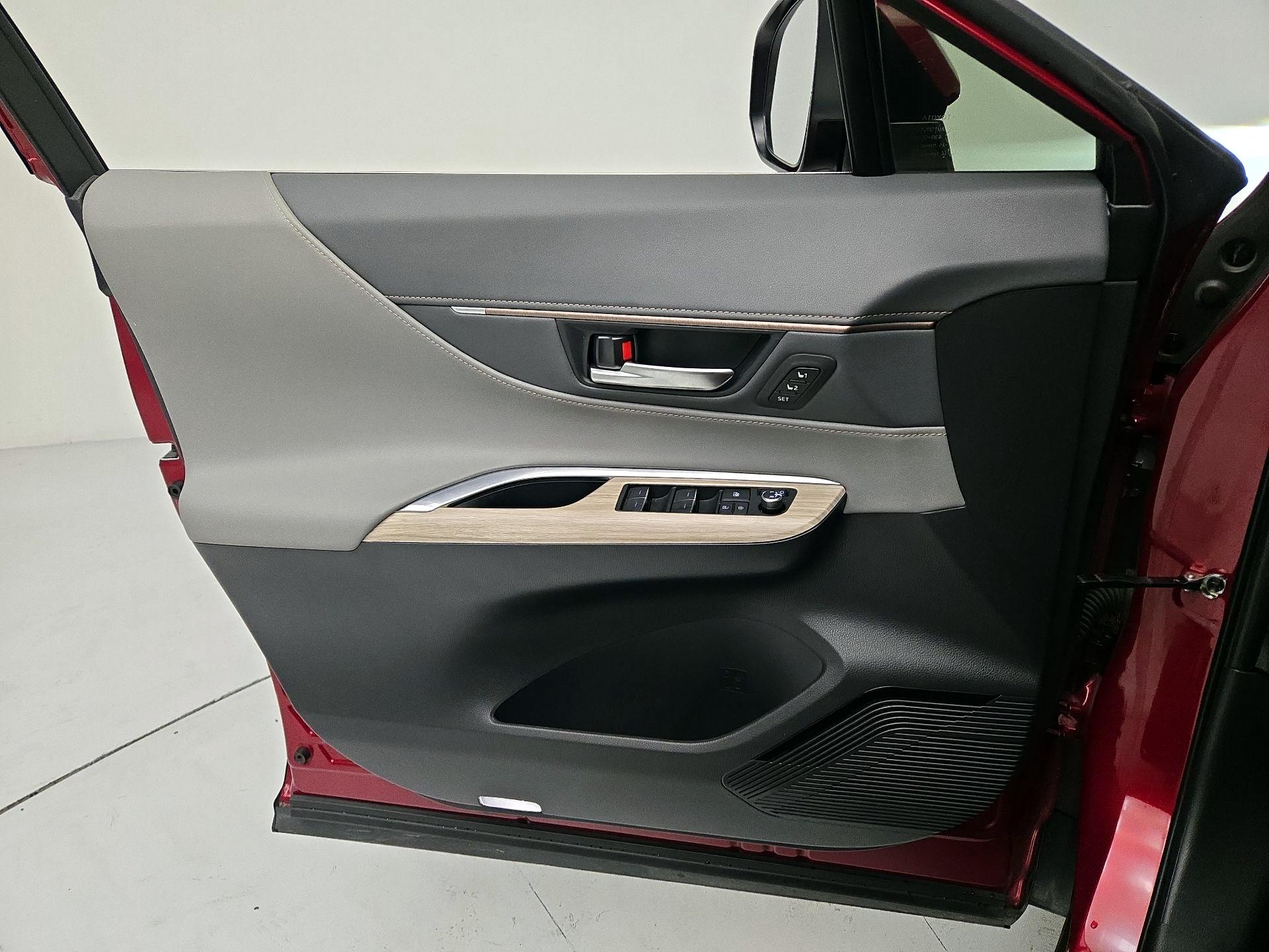 Thumbnail: 2022 Toyota Venza - 12